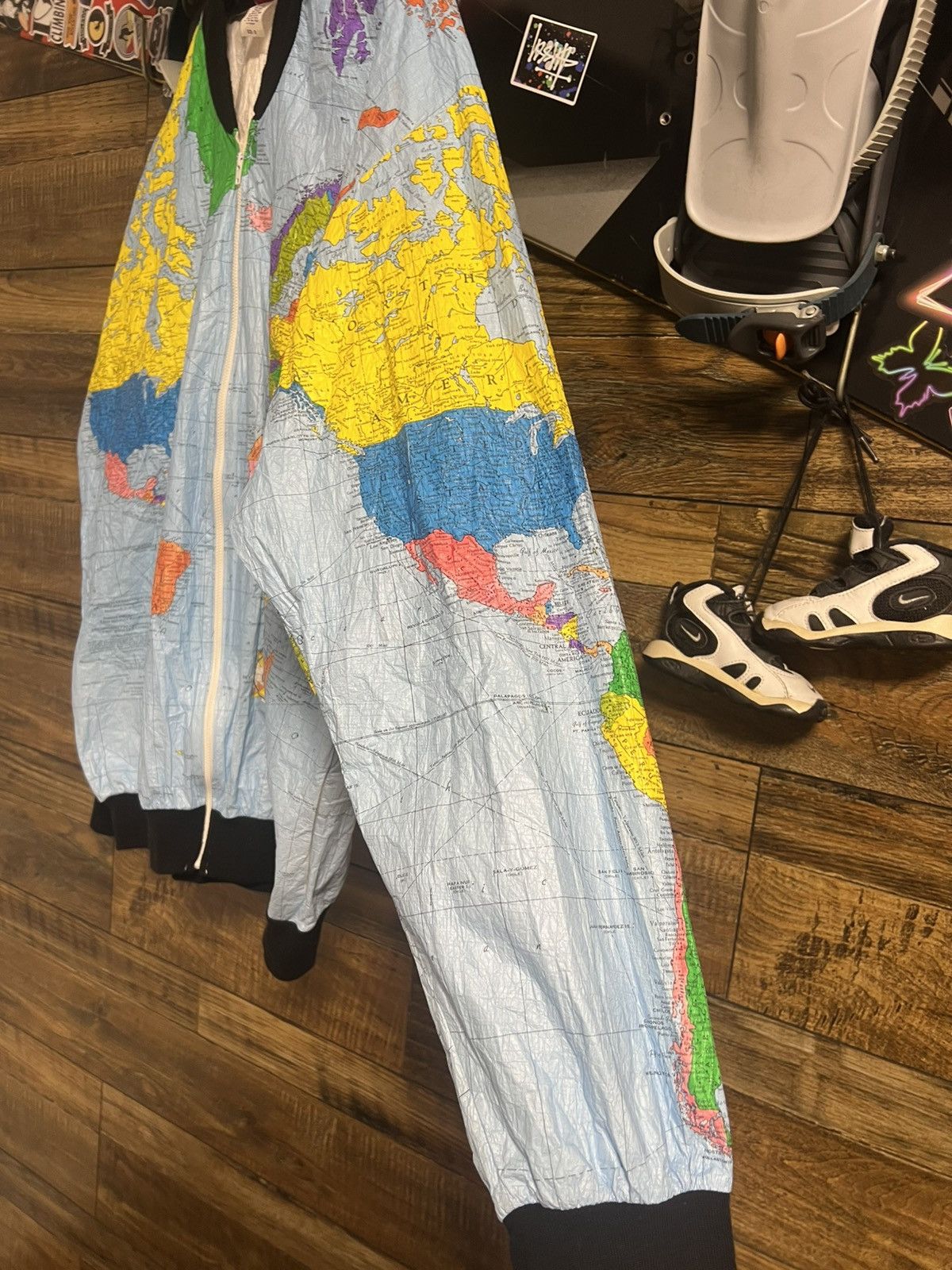 Vintage TY BREAKERS Vintage Wearin’ The World Tyvek Map 90s Jacket Size US L / EU 52-54 / 3 - 8 Thumbnail
