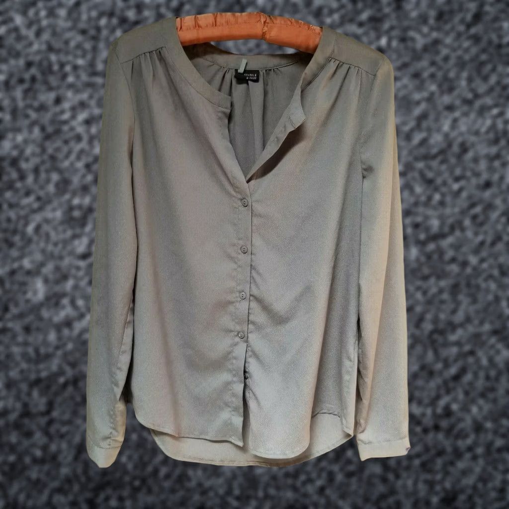 Vintage Sparkle & Fade Womens Blouse Taupe Pleat Shoulder Button-Down Long Sleeve Small Size S / US 4 / IT 40 - 1 Thumbnail