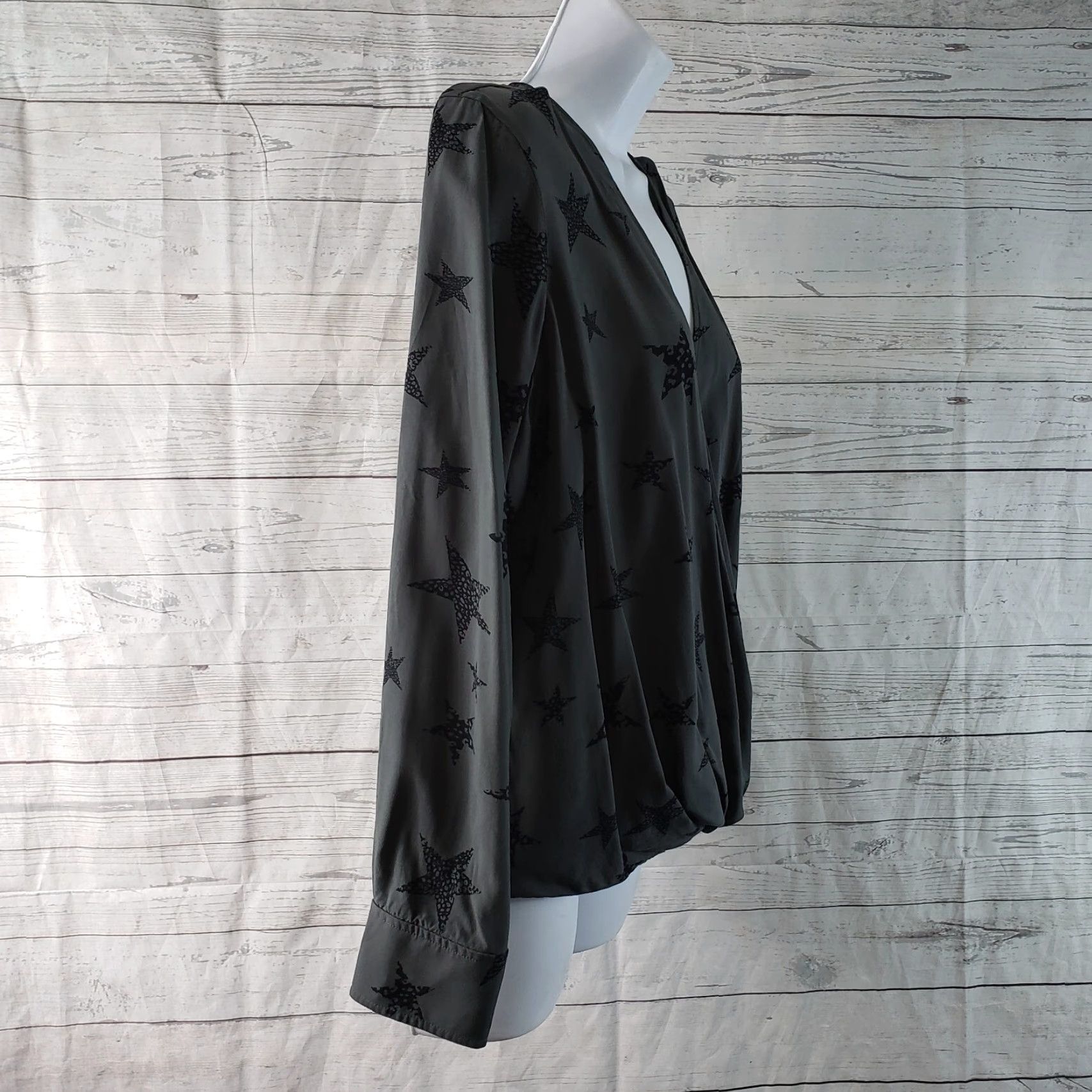 Rails Rails Womens Hillary Blouse Sz M Charcoal Gray Faux Wrap Stars Long Sleeve V-Neck Shirt Girls? Size M / US 6-8 / IT 42-44 - 3 Thumbnail