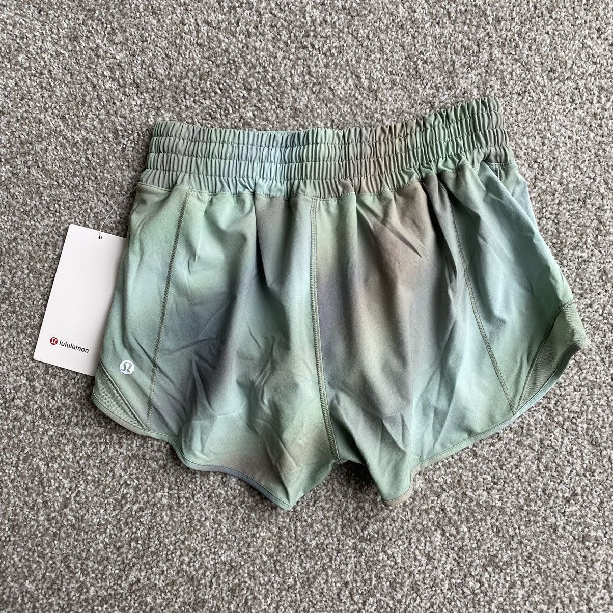 Lululemon Lululemon Hotty Hot Lined HR Shorts 2.5” Size 28" / US 6 / IT 42 - 2 Thumbnail