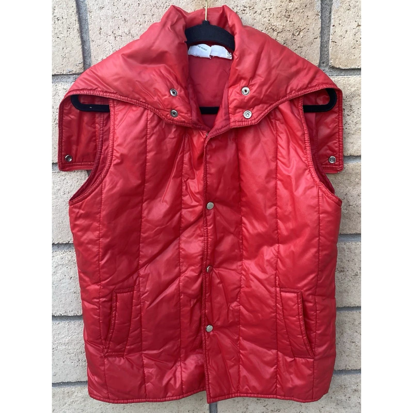 Vintage VINTAGE RPM Vest Puffer Quilted Hooded Red M Men 80s Taiwan ROC Vintage Outdoor Coat Style: Puffer Jacket Decade: 80s Size US M / EU 48-50 / 2 - 6 Thumbnail