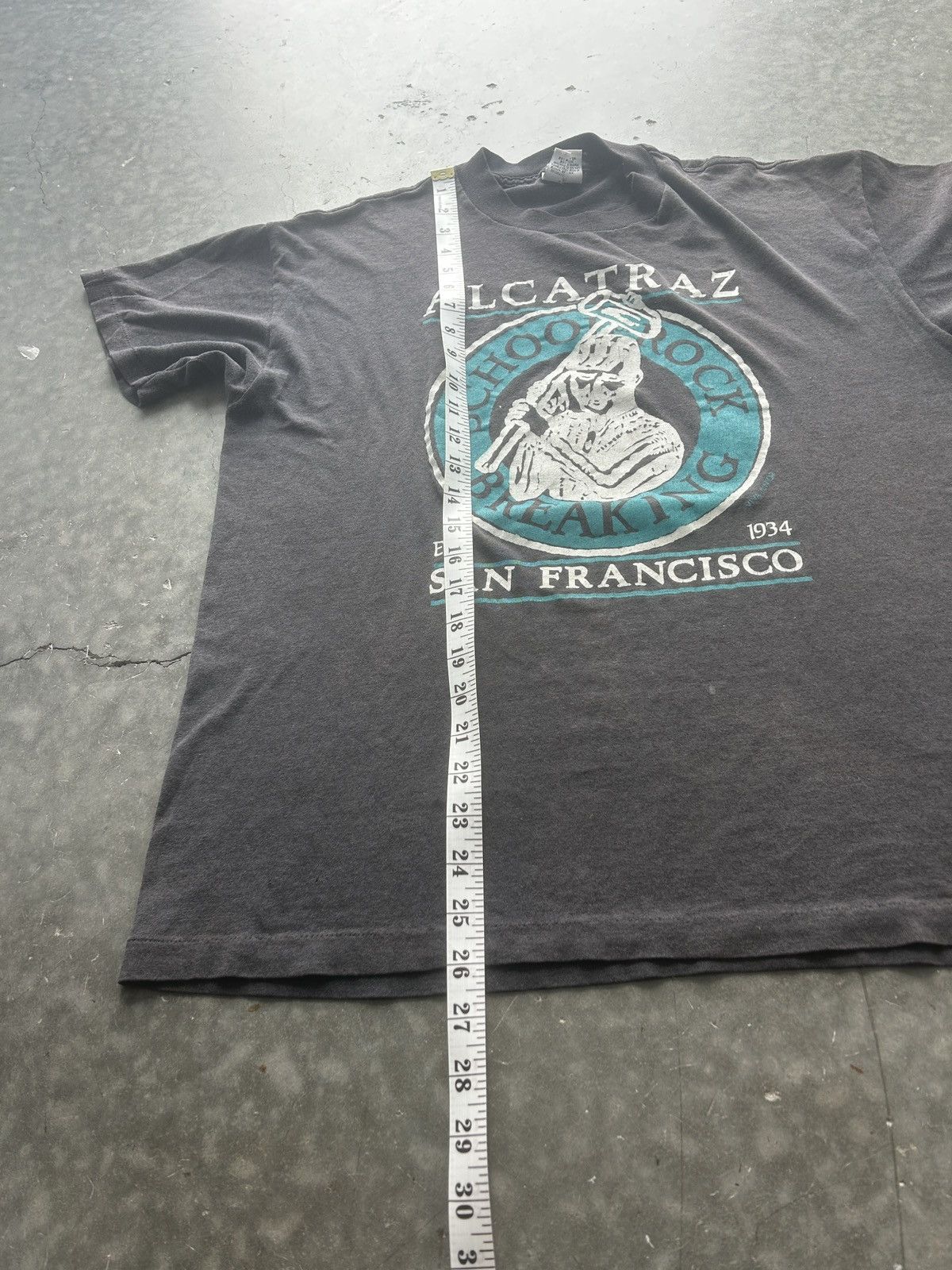 Unsound Rags × Vintage Vintage 90s Faded Black Alcatraz Graphic Tee Size US L / EU 52-54 / 3 - 11 Thumbnail
