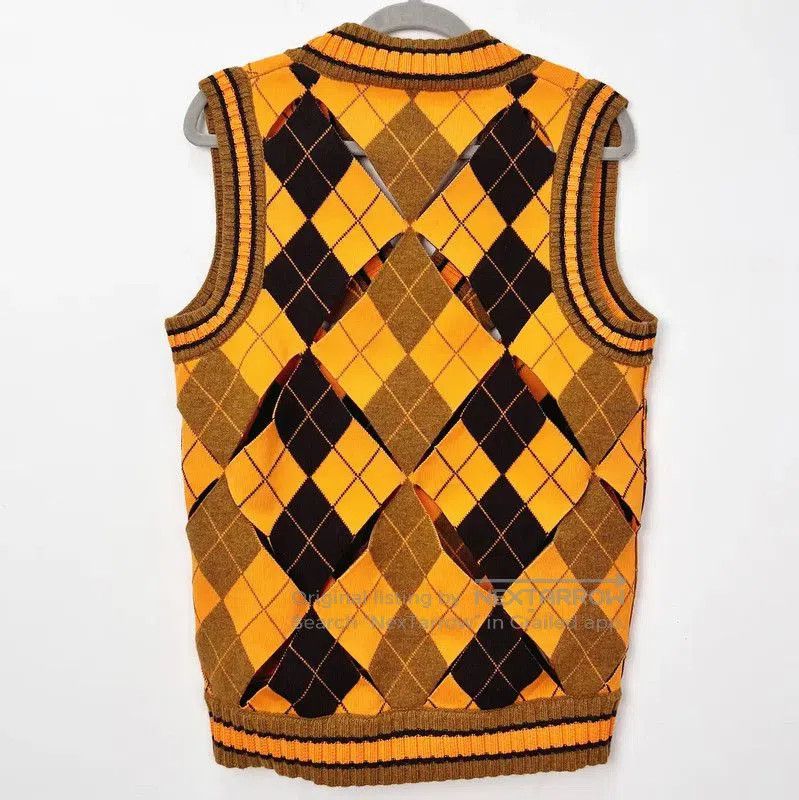 Burberry Burberry Stylish Yellow Knitted Vest for Women. Size XS / US 0-2 / IT 36-38 - 4 Thumbnail