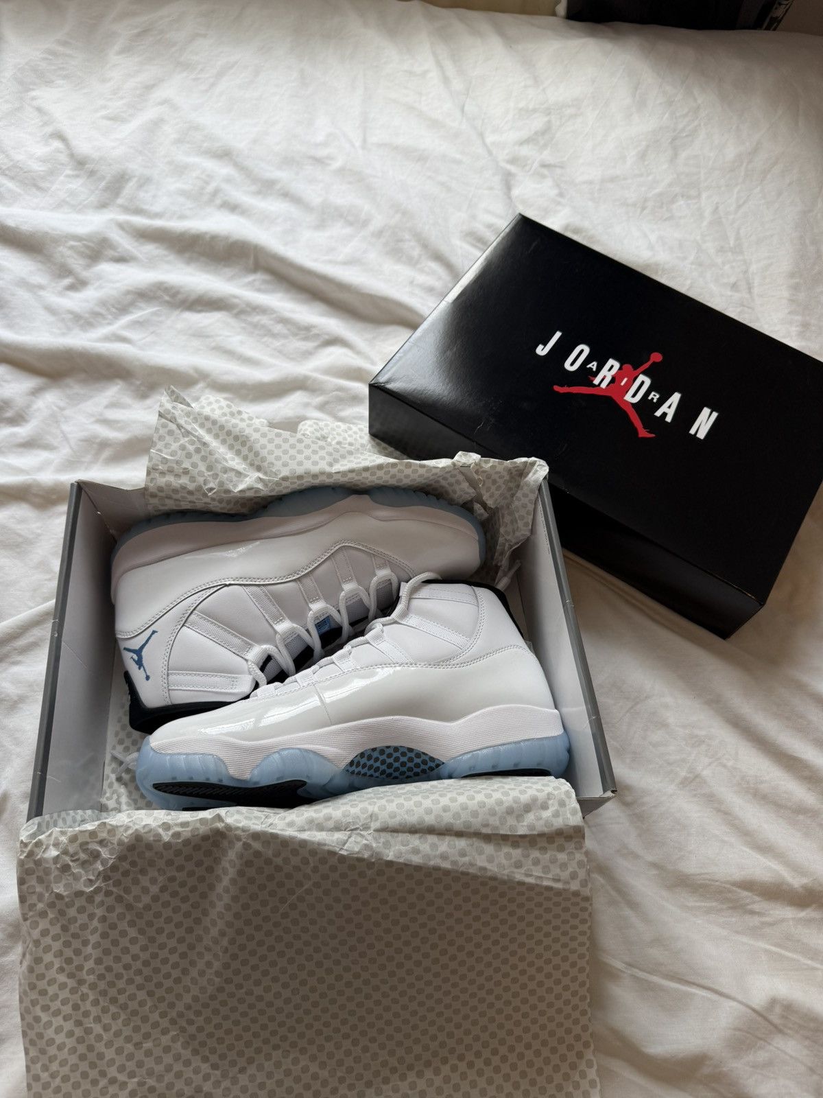 Jordan Brand × Nike NIKE AIR JORDAN 11 RETRO WHITE / LEGEND BLUE Size US 10 / EU 43 - 10 Thumbnail