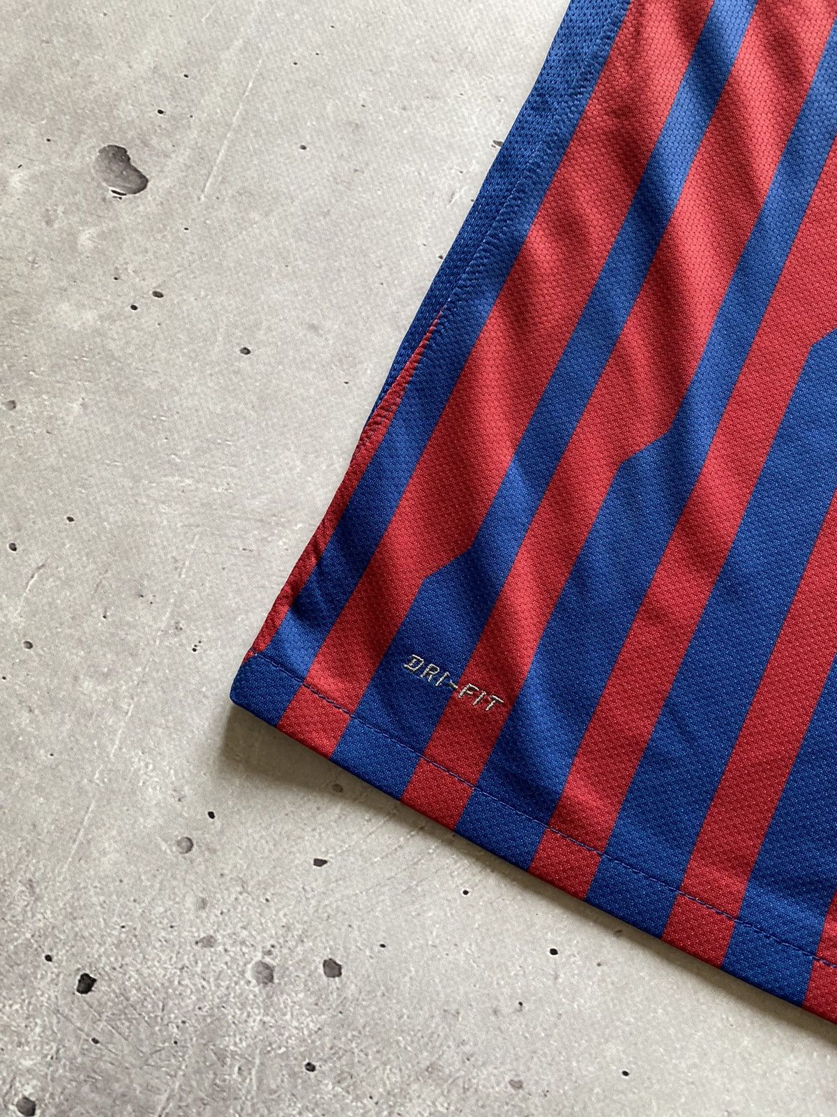 Nike × Vintage 👑Vintage 2011-12 Barcelona Home Shirt Nike Soccer Football Size US S / EU 44-46 / 1 - 4 Thumbnail