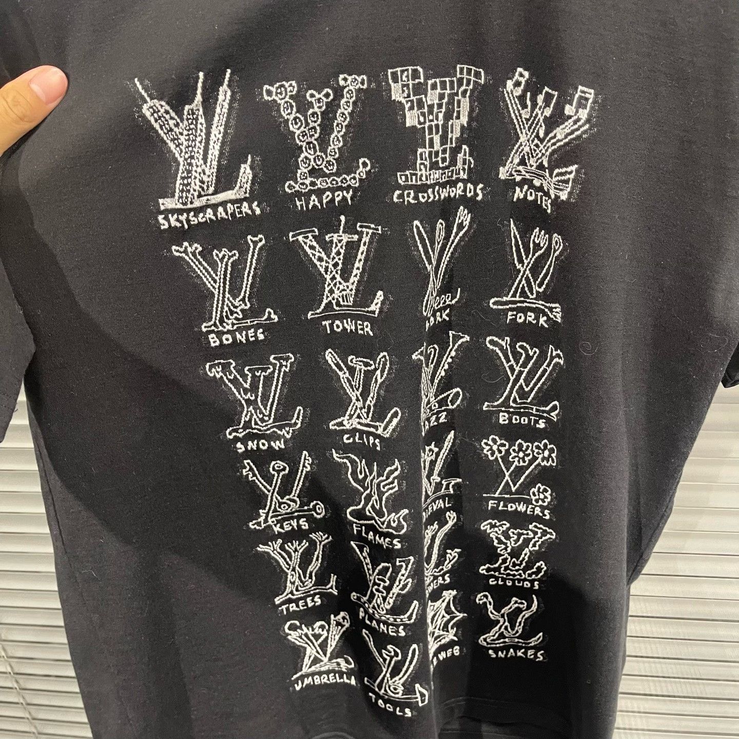 Louis Vuitton Louis Vuitton Black Graffiti Logo Graphic T-Shirt Size US M / EU 48-50 / 2 - 3 Thumbnail