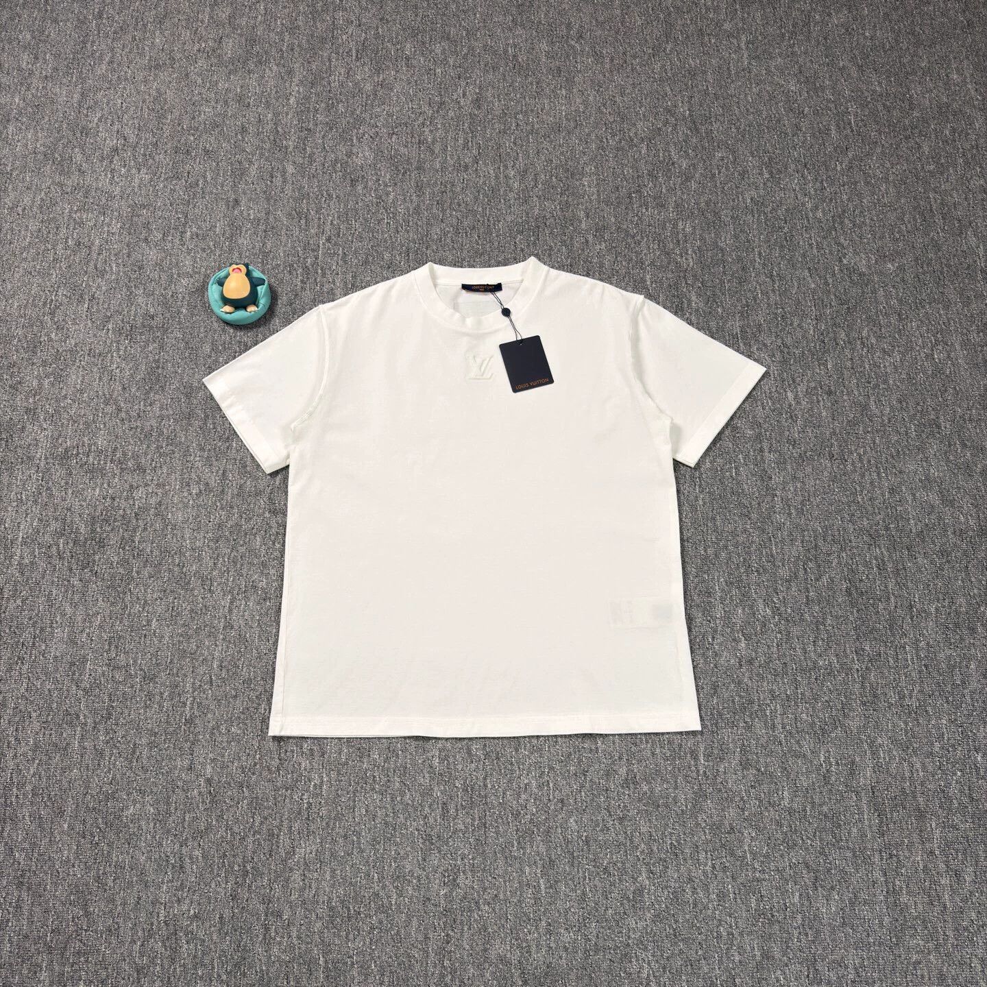 Louis Vuitton LV 25 white embossed logo short-sleeve T-shirt L Size US L / EU 52-54 / 3 - 1 Thumbnail