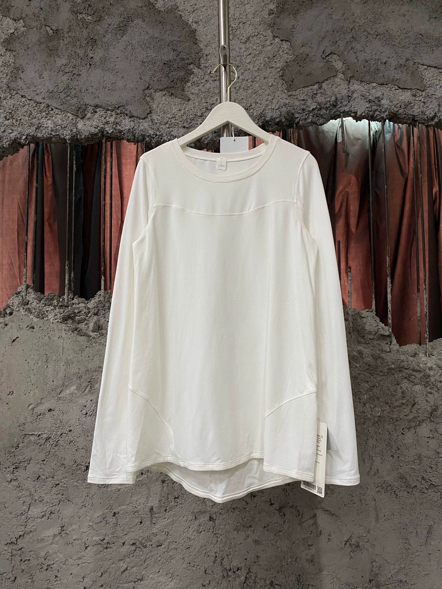 Lululemon lululemon Women's Long-Sleeve Top NWT Size 6 Size M / US 6-8 / IT 42-44 - 1 Thumbnail