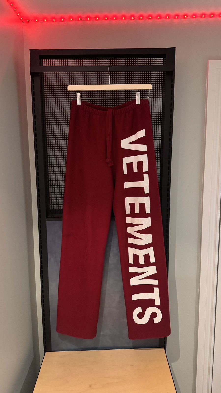 Vetements Vetements Spellout Logo Sweatpants Red Size US 30 / EU 46 - 1 Thumbnail