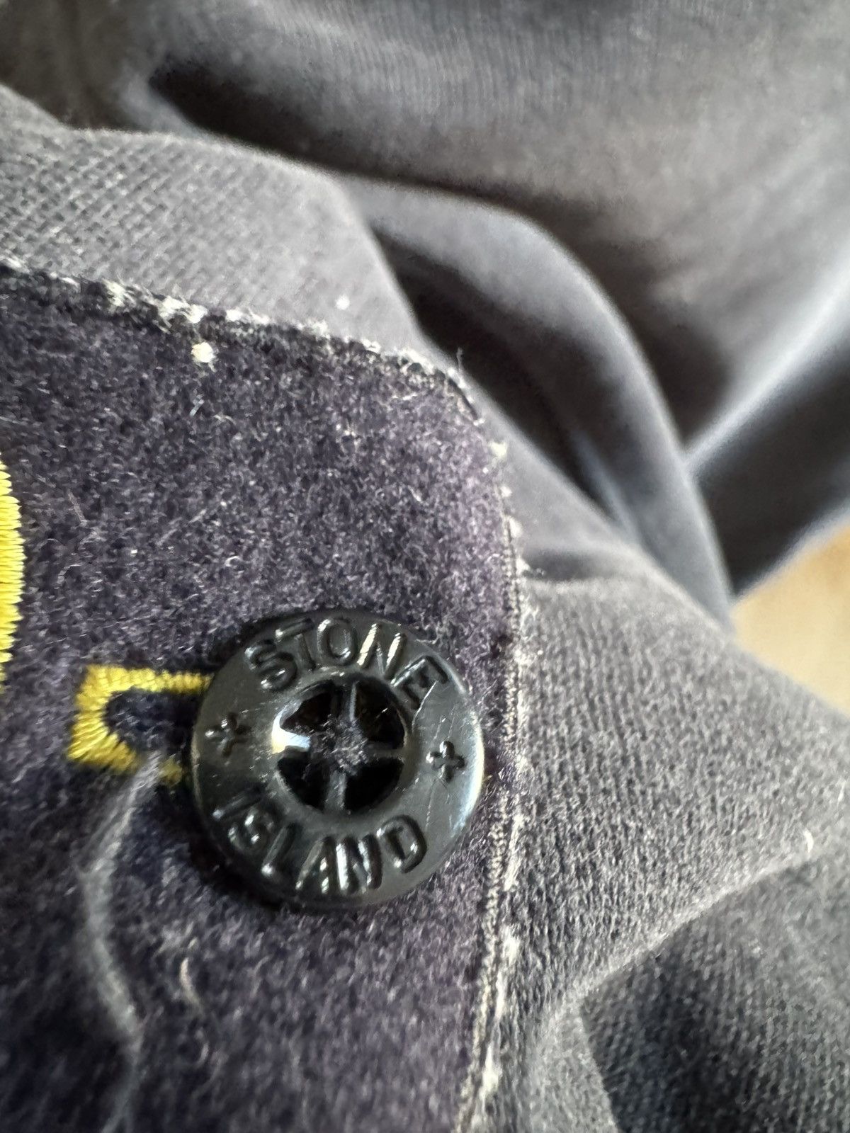 Stone Island Stone Island zip-up in black. Size US XL / EU 56 / 4 - 4 Thumbnail