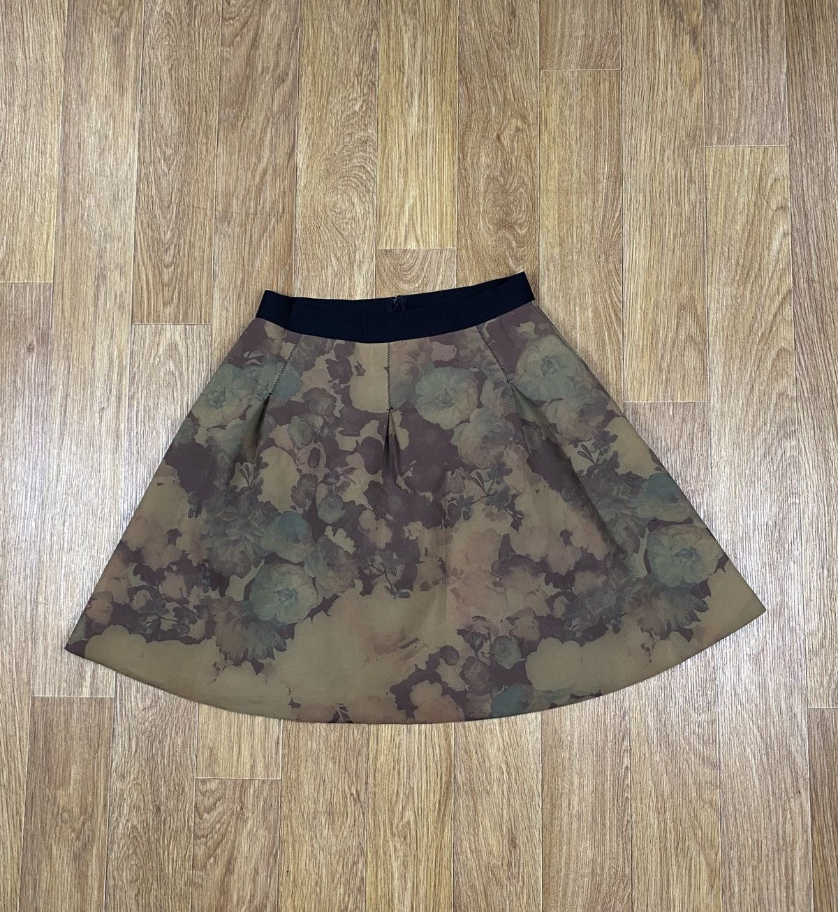 Essentiel Antwerp Essentiel Antwerp Flower Print Neoprene Skirt Size 27" / US 4 / IT 40 - 1 Thumbnail