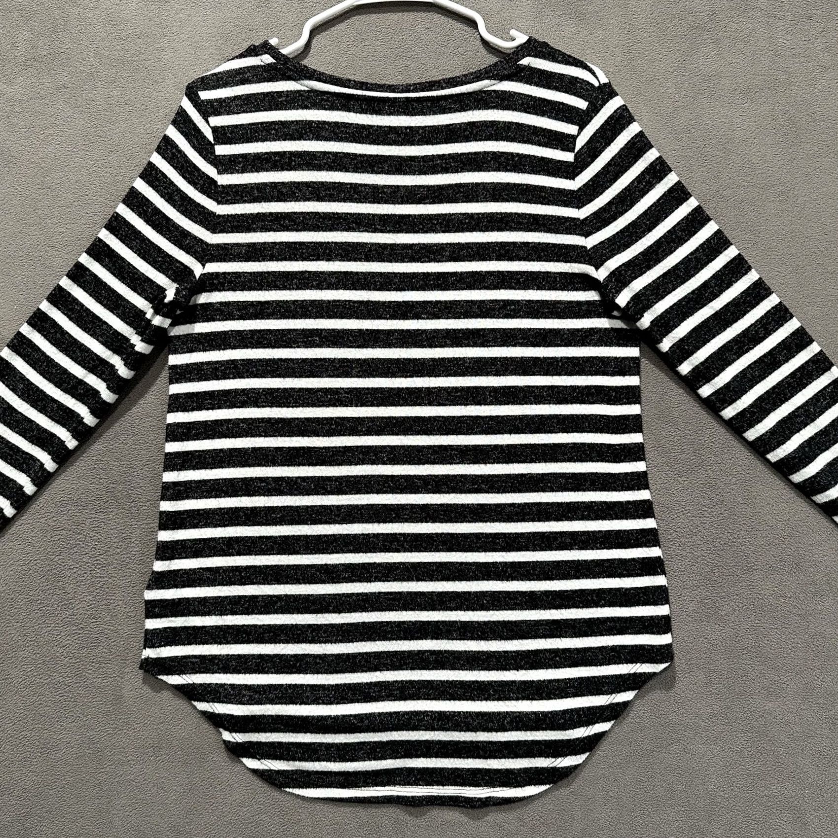 Old Navy Old Navy Shirt Womens M Black White Striped Relaxed Plush-Knit Tee Rayon Blend Size M / US 6-8 / IT 42-44 - 2 Thumbnail