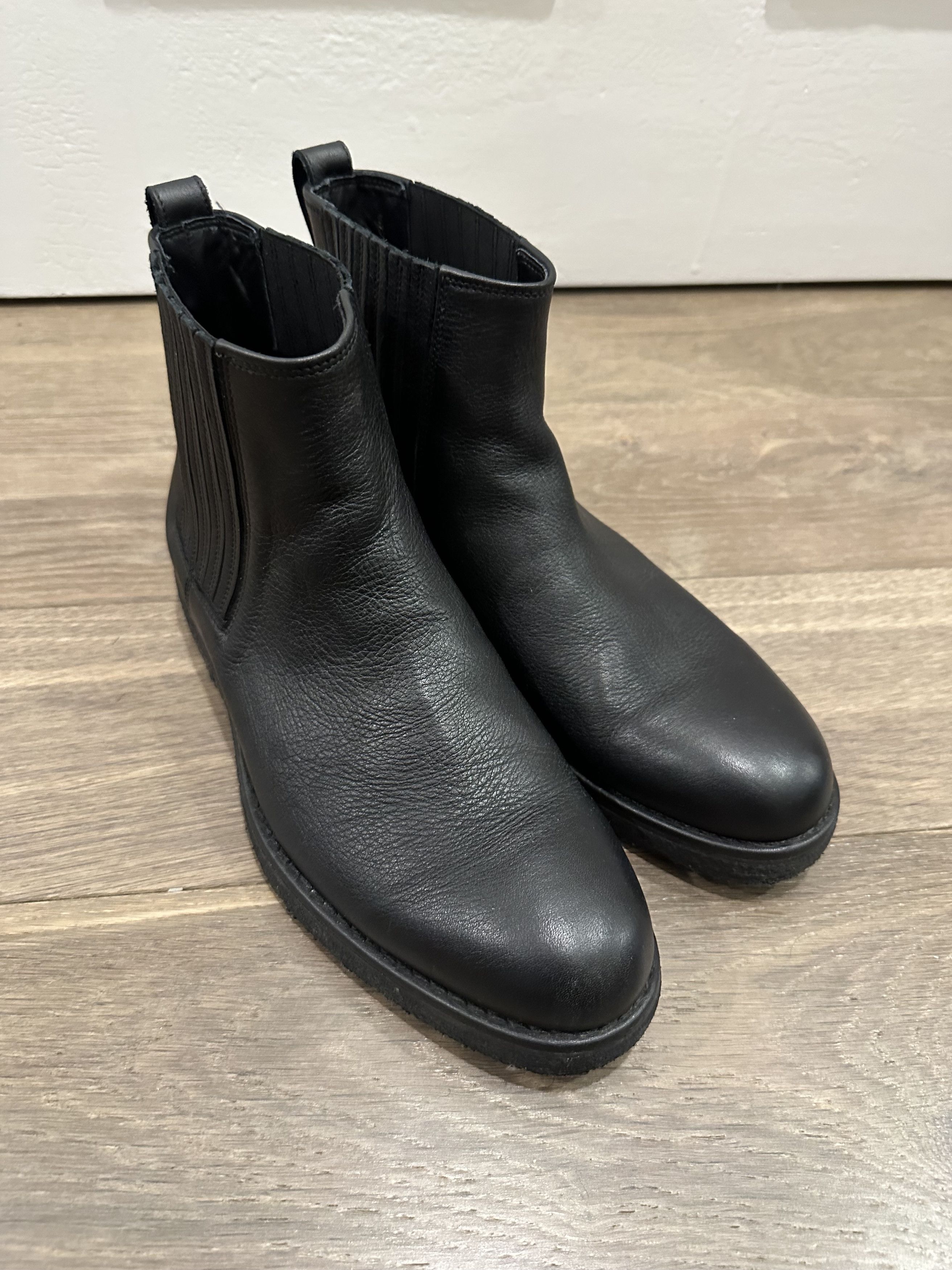Vince Vince Chelsea Boots Size US 10 / EU 43 - 1 Thumbnail