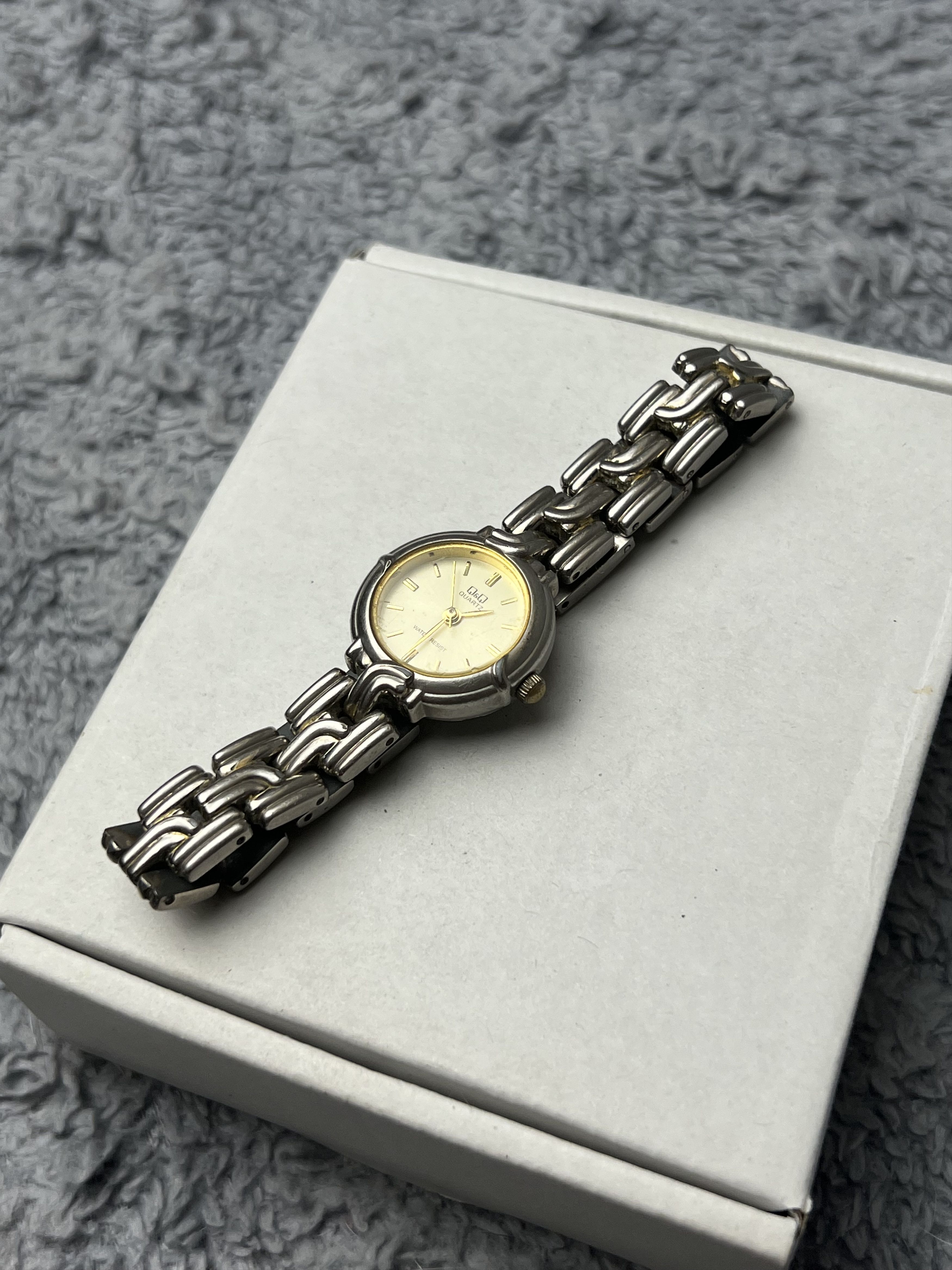 Vintage Futuristic Minimalistic Q&Q Japanese Style Bracelet Watch Size ONE SIZE - 4 Thumbnail