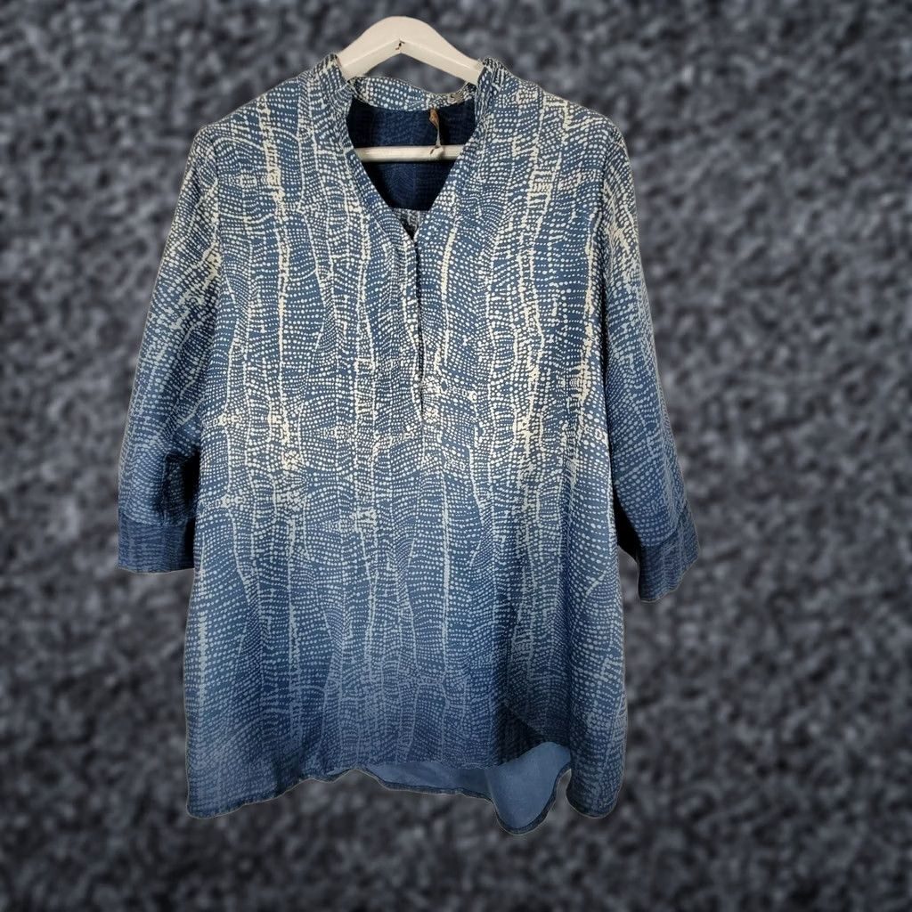 Soft Surroundings Soft Surroundings Blouse Blue Spotted 3/4 Sleeve V-neck Large Women Size L / US 10 / IT 46 - 1 Thumbnail