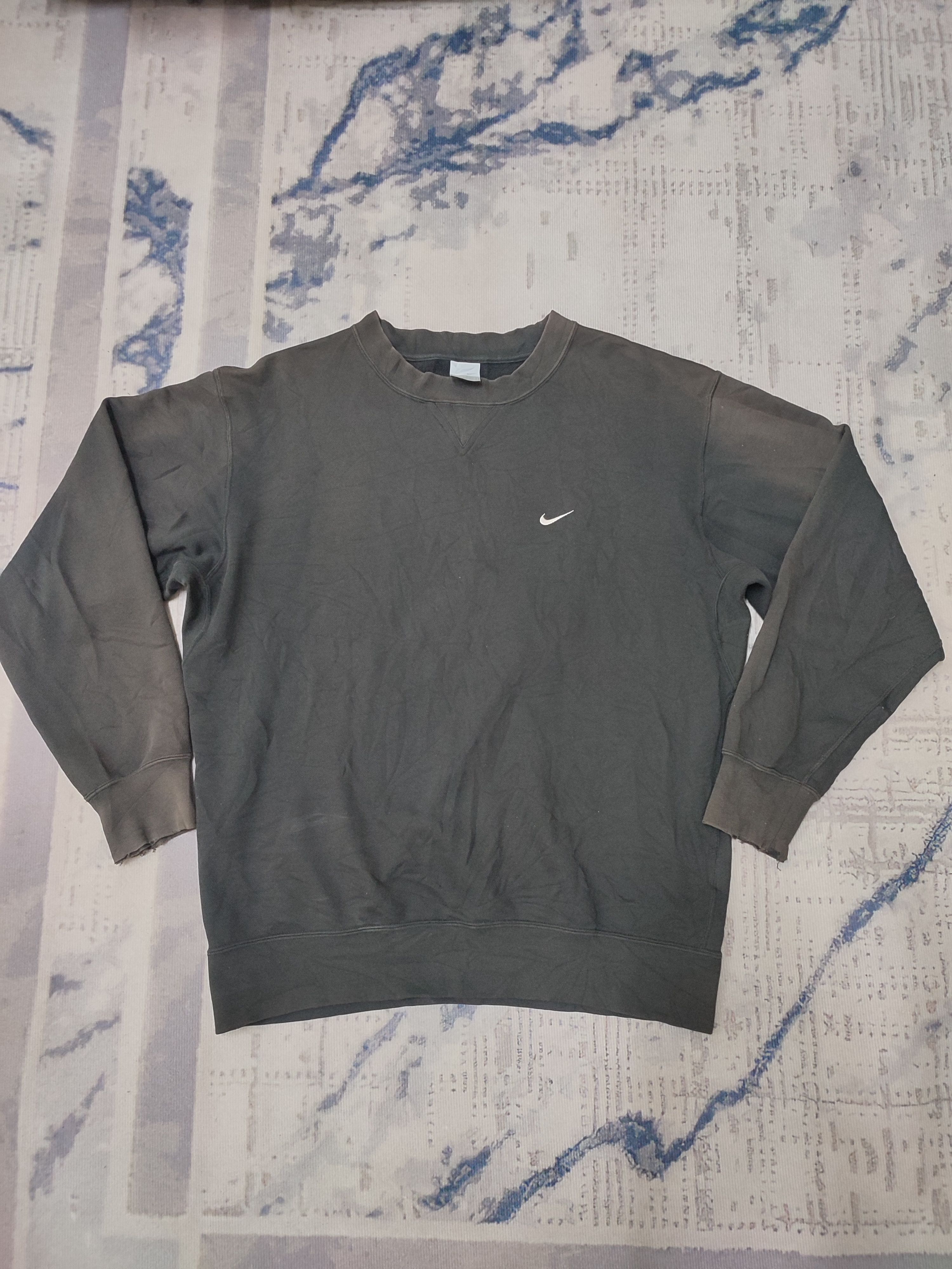 Nike CRAZY THRASHED NIKE Y2K SMALL LOGO SWEATSHIRTS RARE Size US L / EU 52-54 / 3 - 1 Thumbnail