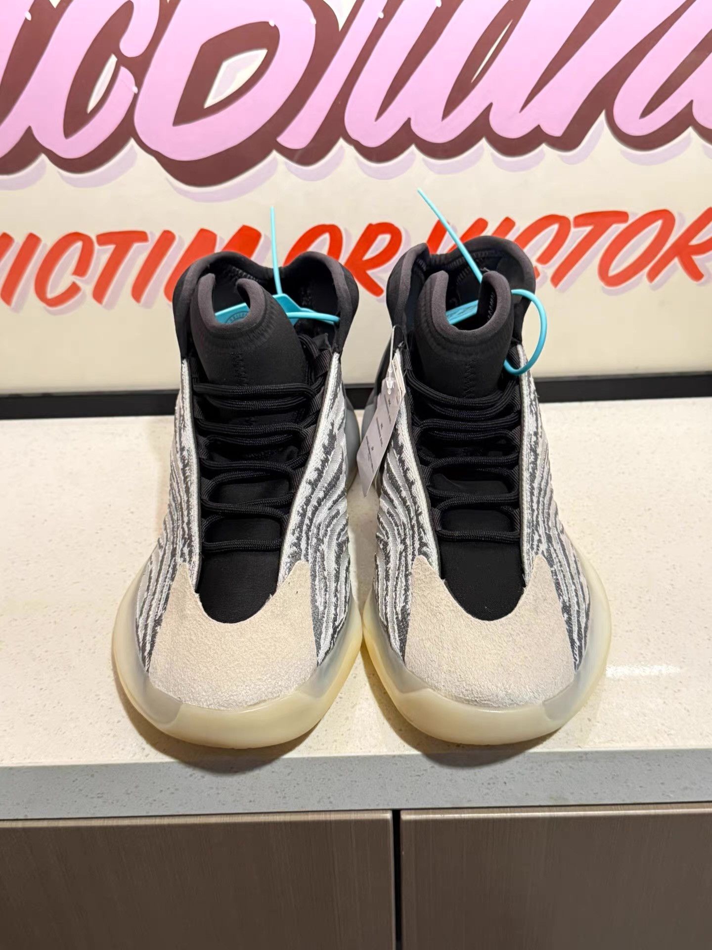 Adidas adidas Originals Yeezy QNTM Lifestyle Model Size US 11 / EU 44 - 4 Thumbnail