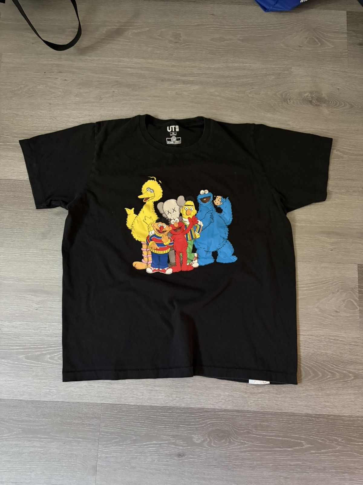 Kaws × Uniqlo Uniqlo Kaws Sesame Street Shirt Size US XL / EU 56 / 4 - 1 Thumbnail