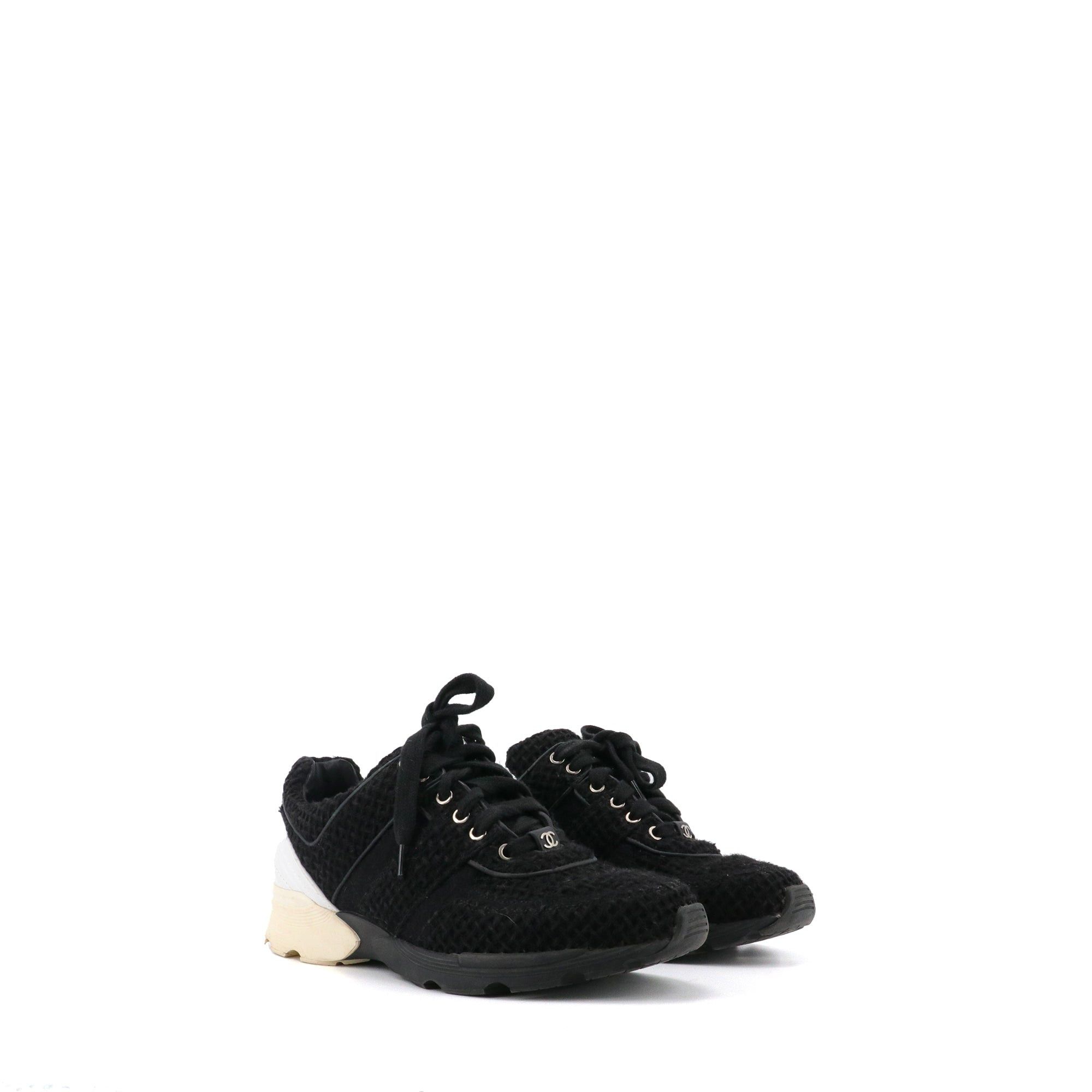 CHANEL - Chanel low-top sneakers in black tweed (T39)