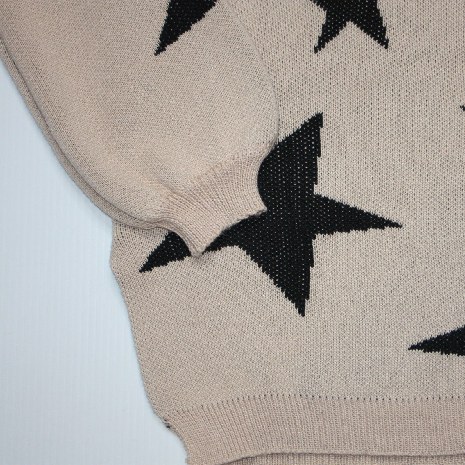 Other Goodnight Macaroon Anna V-neck Tan with Star Print Sweater Size ONE SIZE - 5 Thumbnail