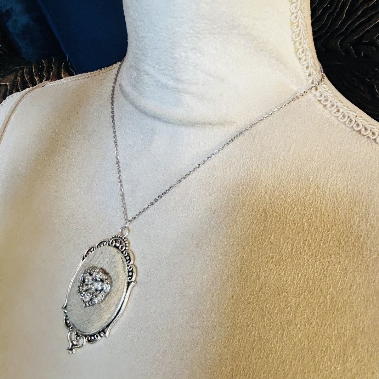 Handmade Handcrafted cowhide vintage gem cameo pendant necklace Size ONE SIZE - 4 Thumbnail