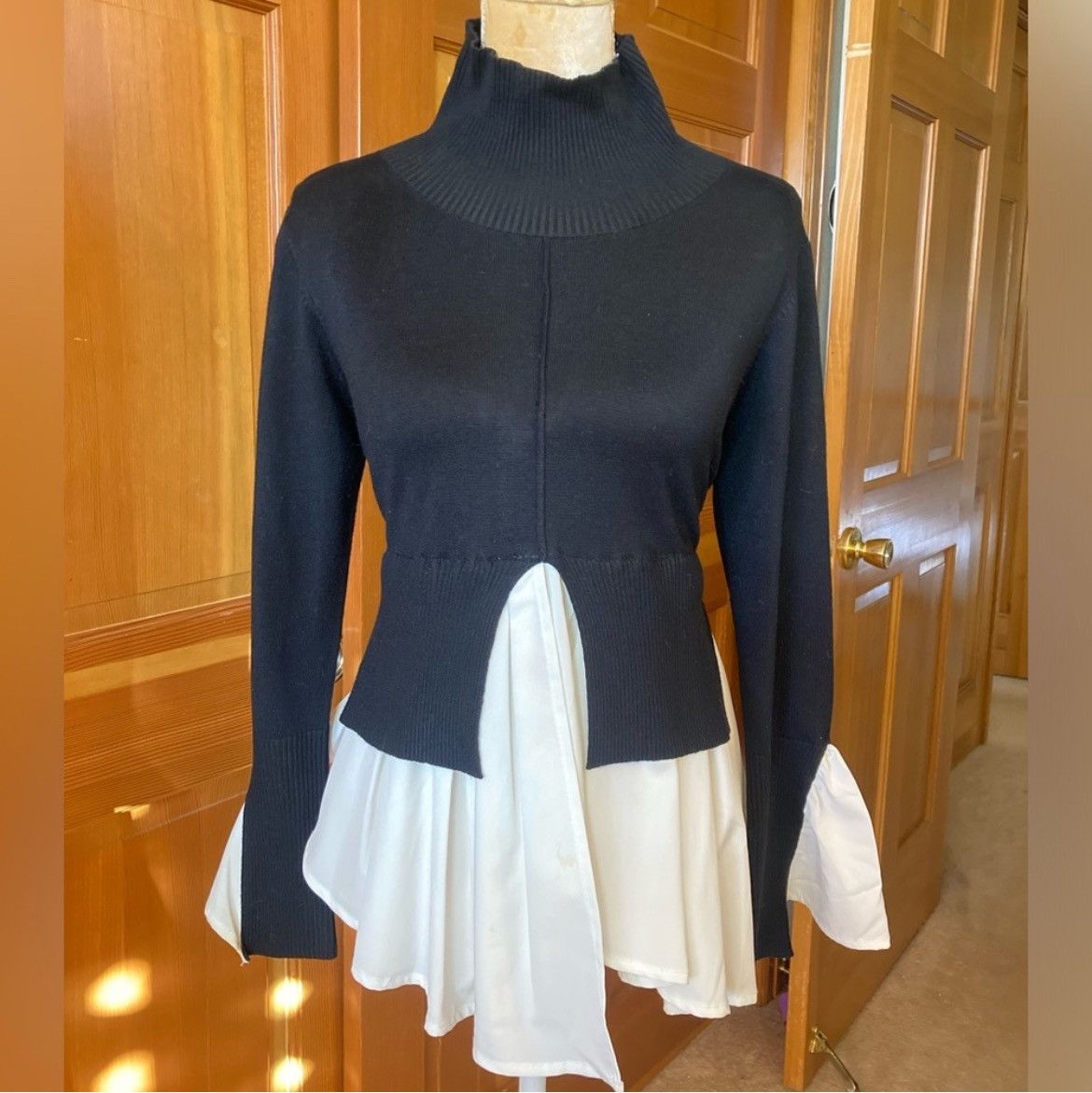 Designer × Other NWT, Lavishly Paris Mock Neck Two Tone Ruffle Hem Sweater Size S / US 4 / IT 40 - 11 Thumbnail