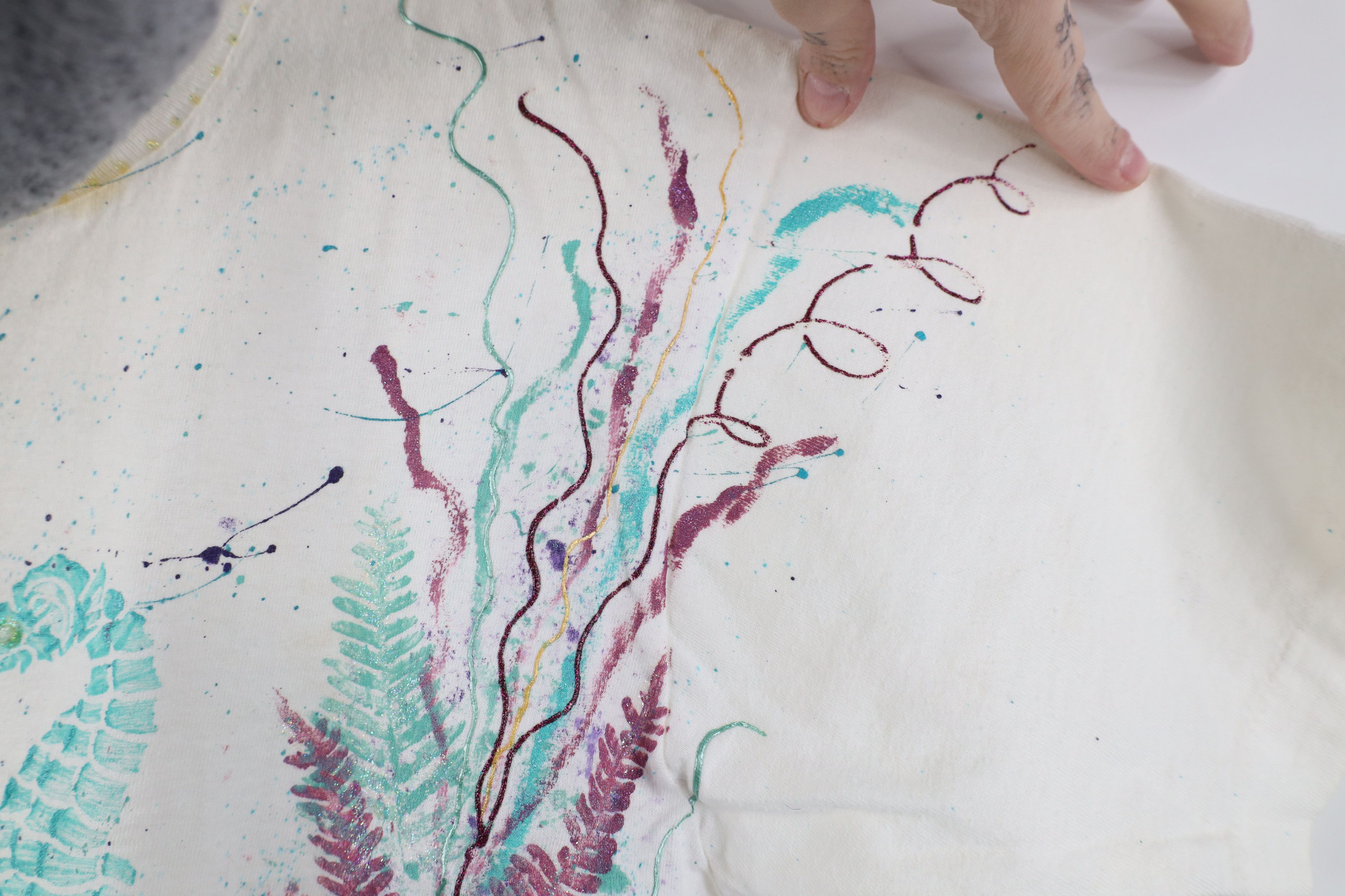 Vintage Vintage 90s Streetwear Glitter Glue Seahorse T-Shirt USA Size L / US 10 / IT 46 - 10 Thumbnail