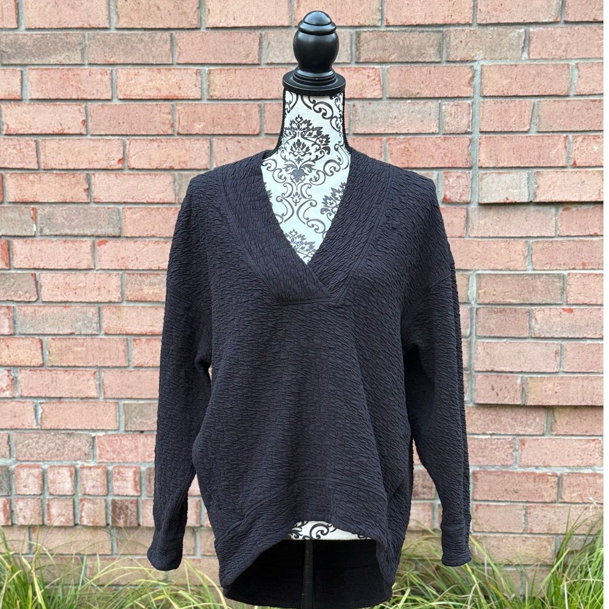 Lululemon EUC Women's Lululemon Black Rippled V-Neck Sweatshirt Size 4 Size S / US 4 / IT 40 - 4 Thumbnail