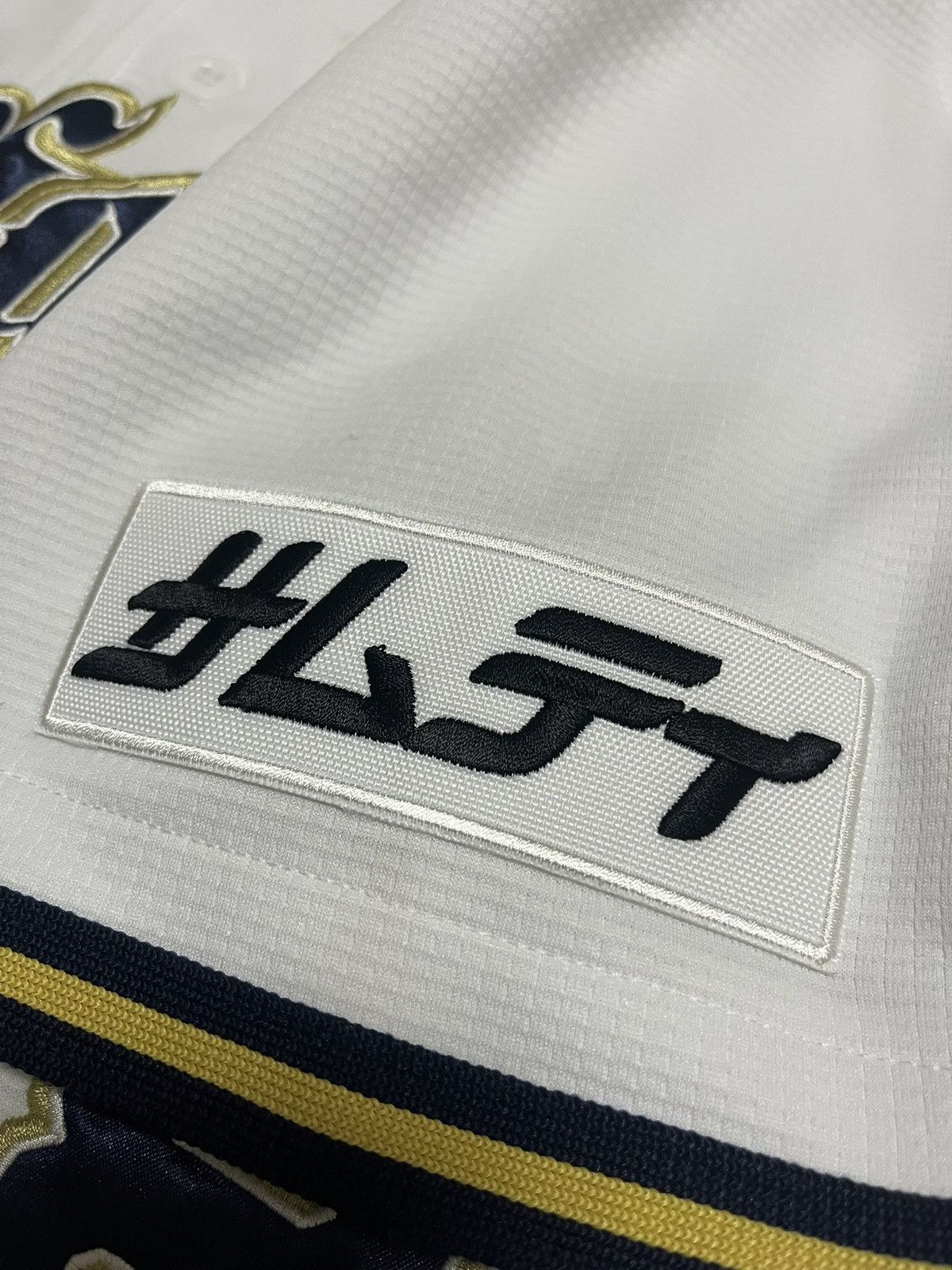 Descente Yoshinobu Yamamoto Orix Buffaloes Home Authentic Jersey Size US M / EU 48-50 / 2 - 6 Thumbnail