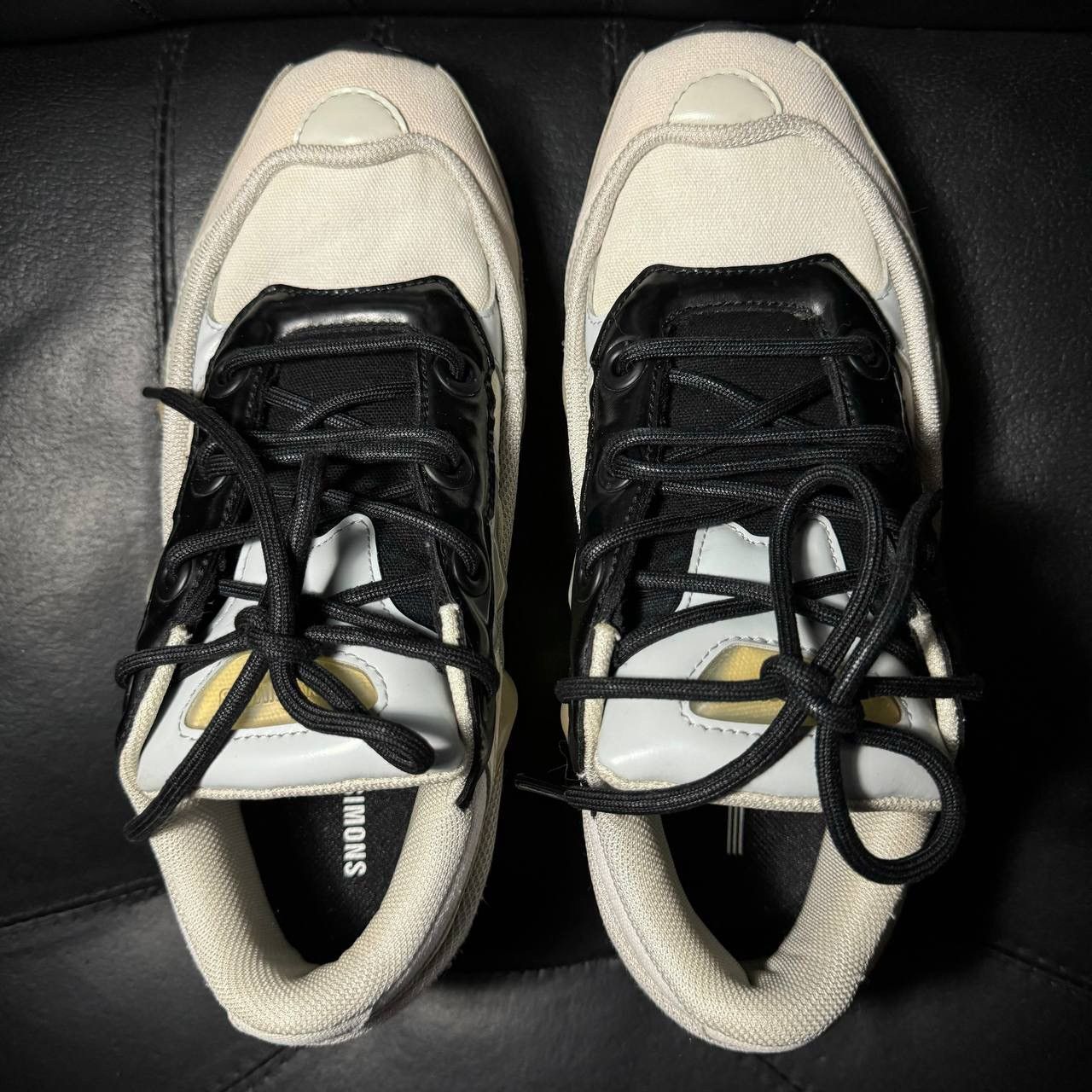 Adidas × Raf Simons 7us Adidas Raf Simons Ozweego Cream White Size US 7 / IT 37 - 7 Thumbnail