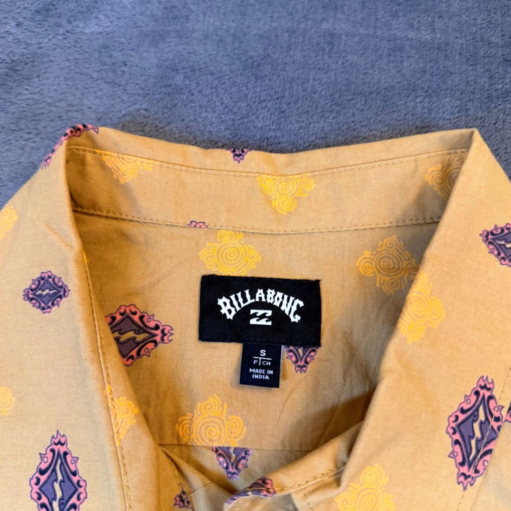 Billabong Billabong Shirt Mens Small Tan Geometric Print Short Sleeve Button-Up Pocket Stretch Wovens Casual Bohemian Summer Travel NWT Size US S / EU 44-46 / 1 - 2 Thumbnail