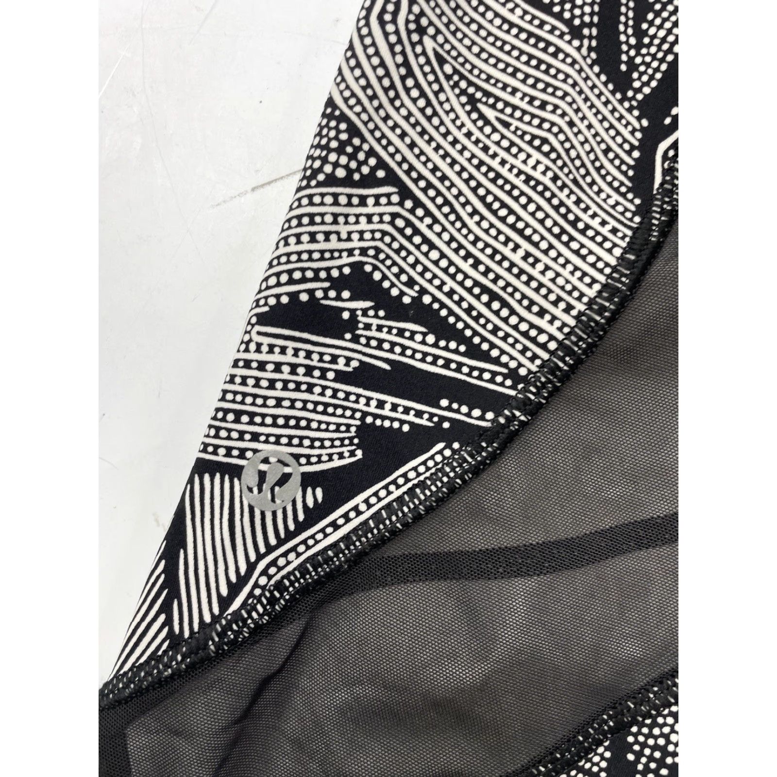 Lululemon Lululemon Womens Leggings Size 4 Goal Crusher 7/8 Tight Dottie Tribe White Black Size 27" / US 4 / IT 40 - 4 Thumbnail