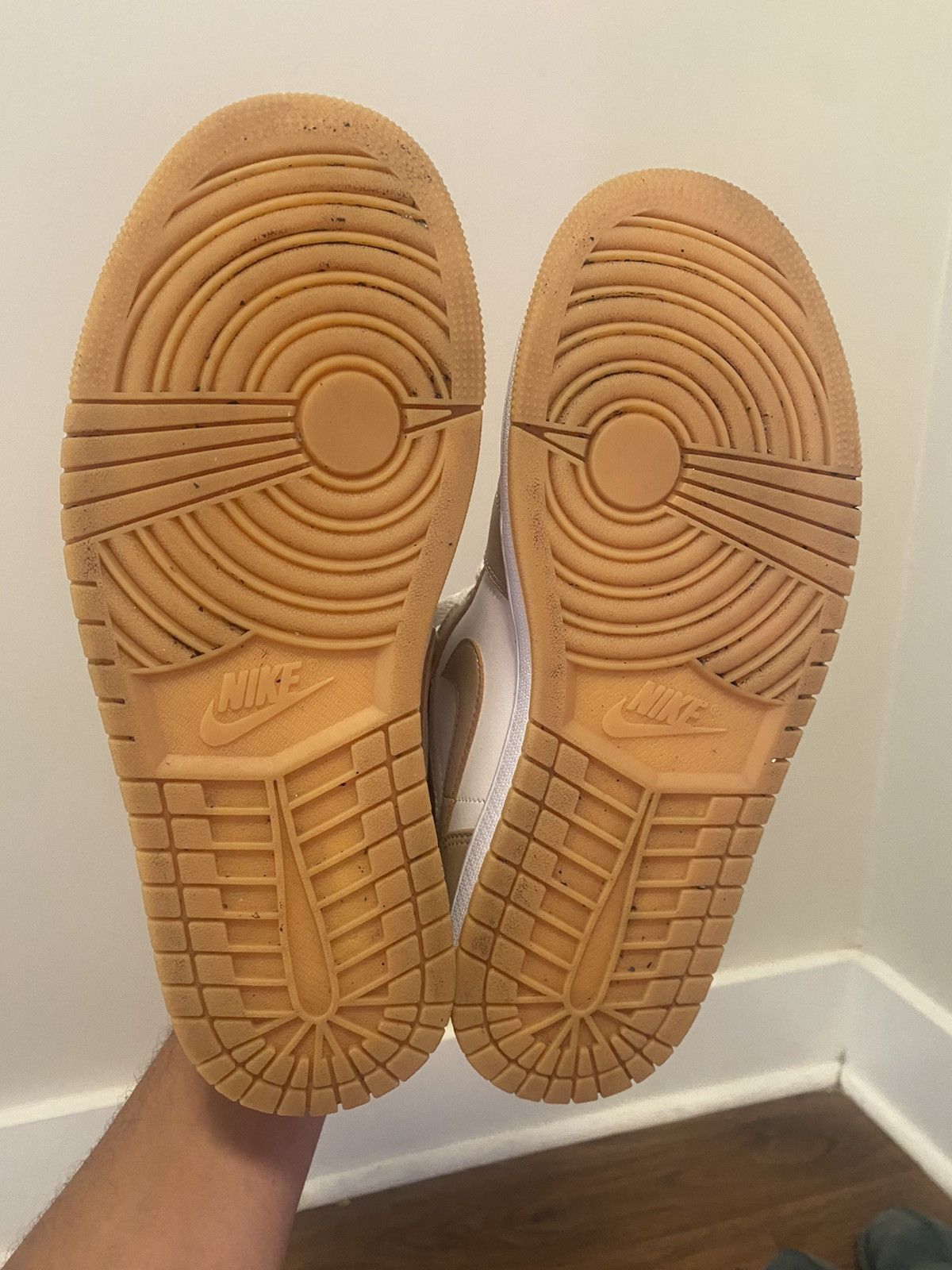 Jordan Brand Air Jordan 1s Mid Tan Gum Bottom Size US 8 / EU 41 - 16 Thumbnail