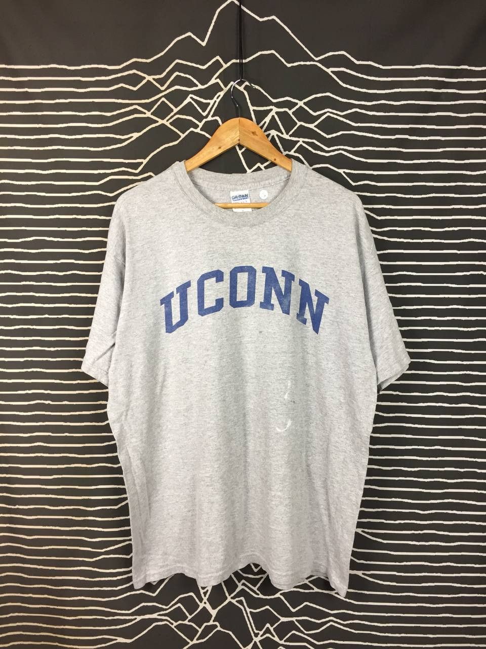 Vintage Vtg Y2K UCONN University of Connecticut Arch Logo Tee Size US XL / EU 56 / 4 - 2 Thumbnail