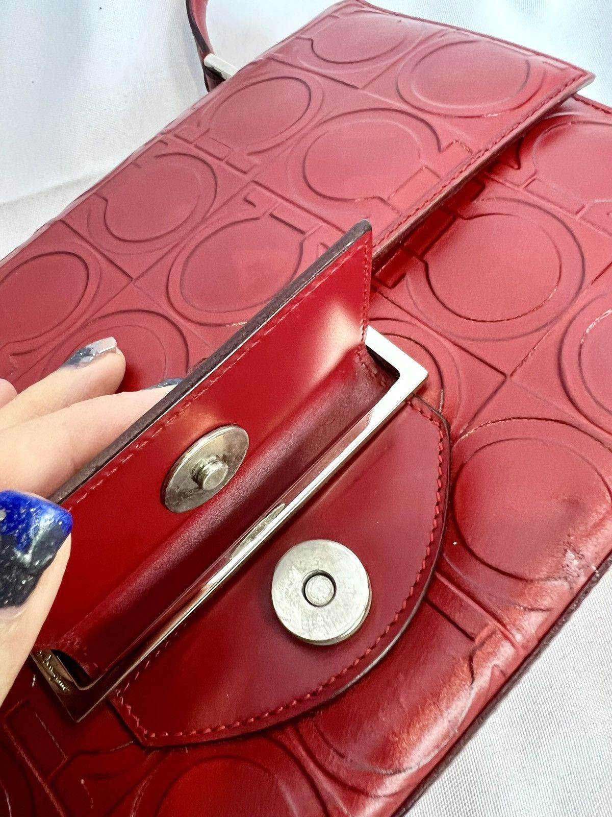 Salvatore Ferragamo Ferragamo Red Gancini Embossed Leather Shoulder Bag Size ONE SIZE - 10 Thumbnail