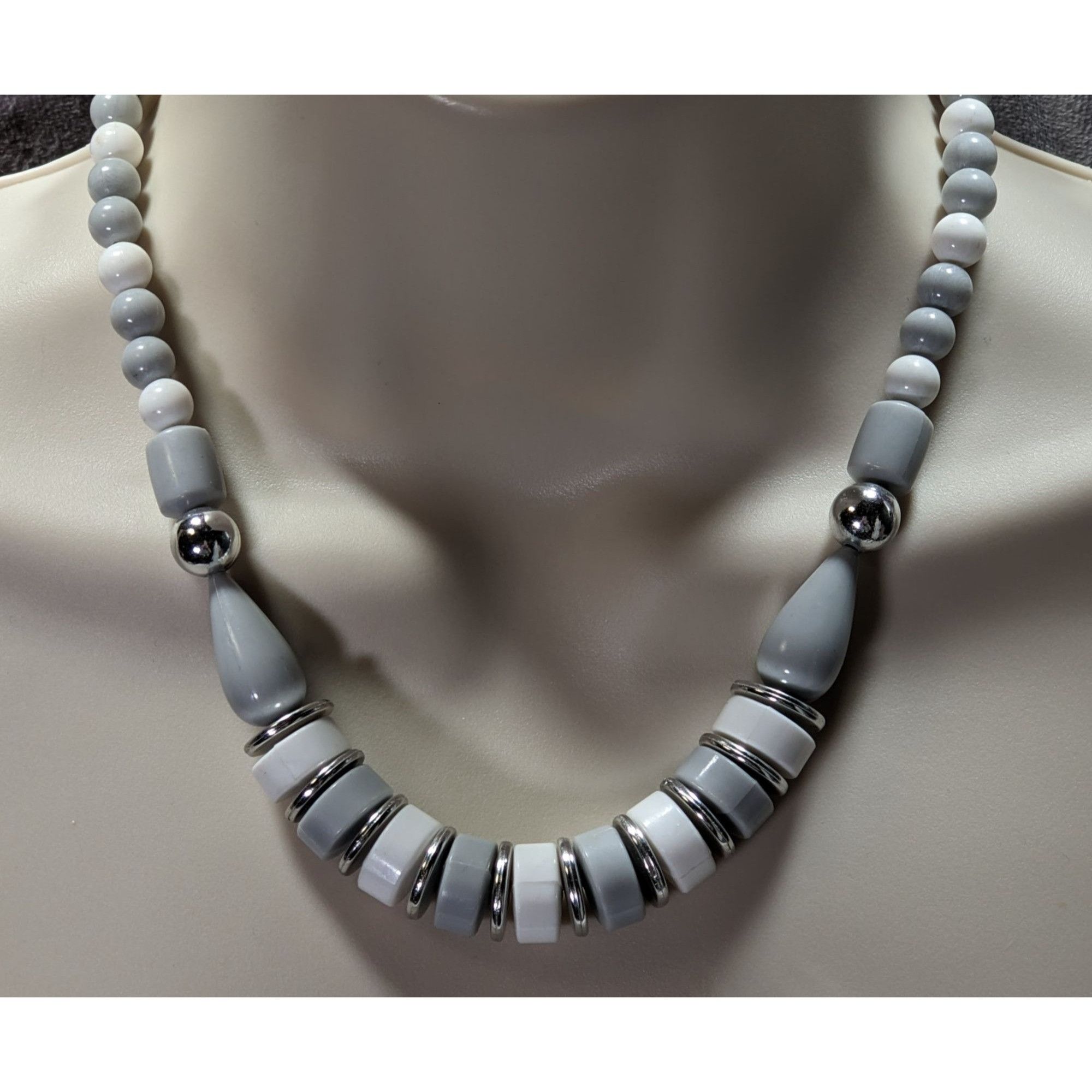 Other Vintage Mod Grey White And Silver Tone Beaded Necklace Size ONE SIZE - 6 Thumbnail