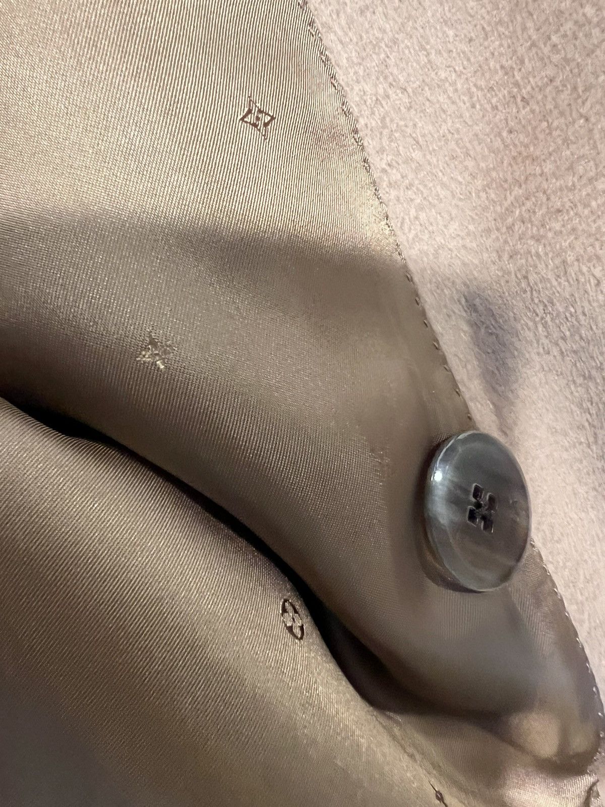 Louis Vuitton Louis Vuitton men’s camel overcoat. 48/M. $5100 Size US M / EU 48-50 / 2 - 16 Thumbnail