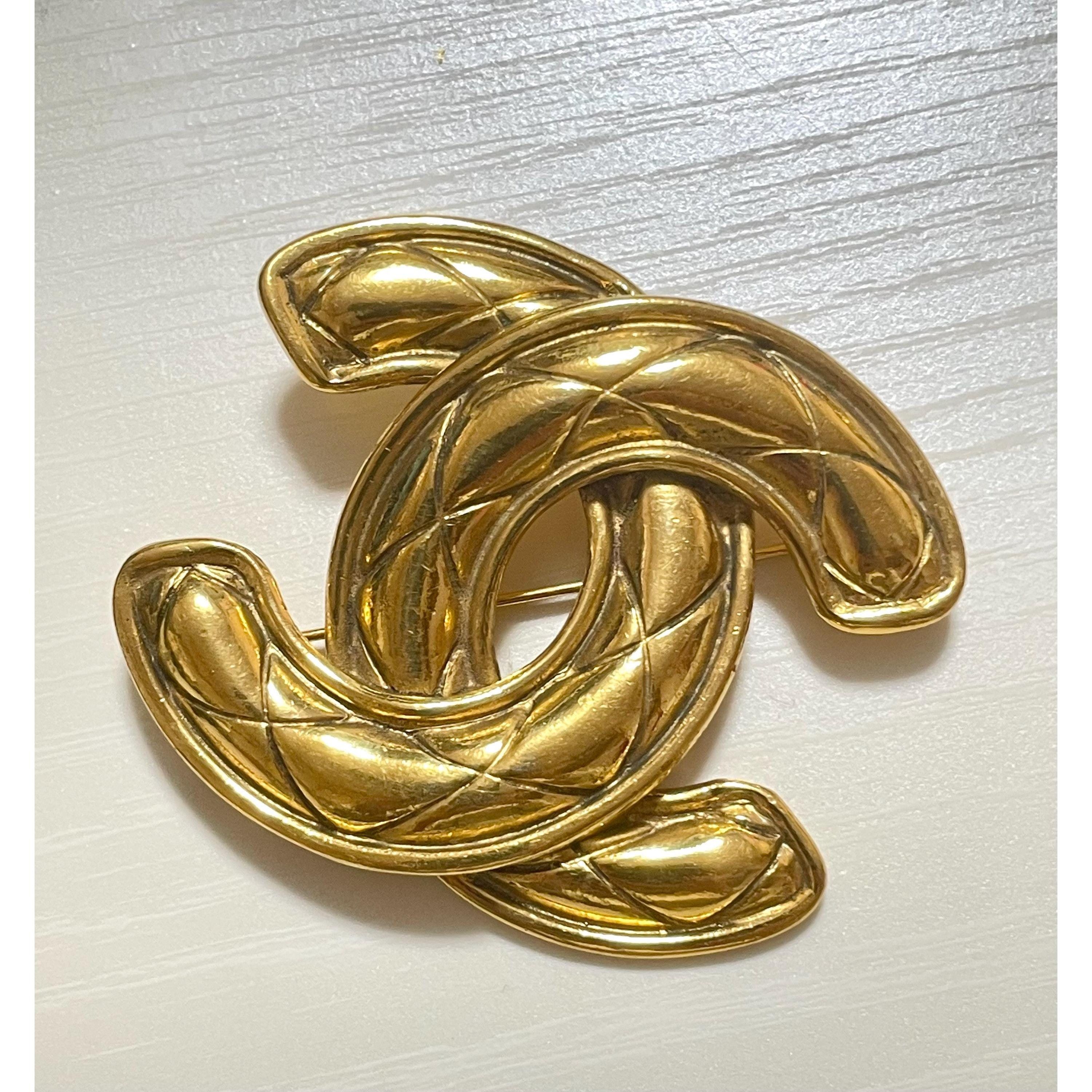 Chanel Vintage Chanel classic large matelasse CC brooch. Must have Size ONE SIZE - 6 Thumbnail