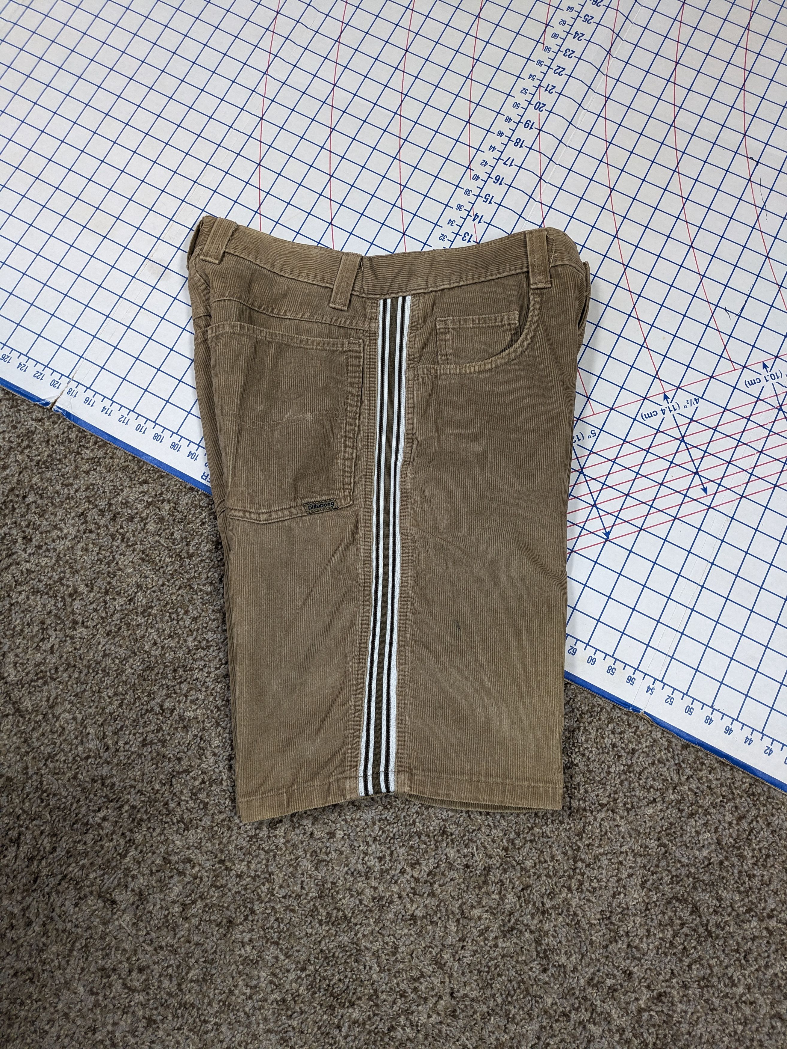 Billabong Vtg Grail Billabong Corduroy Baggy Brown Side Stripe Shorts Size US 32 / EU 48 - 1 Thumbnail