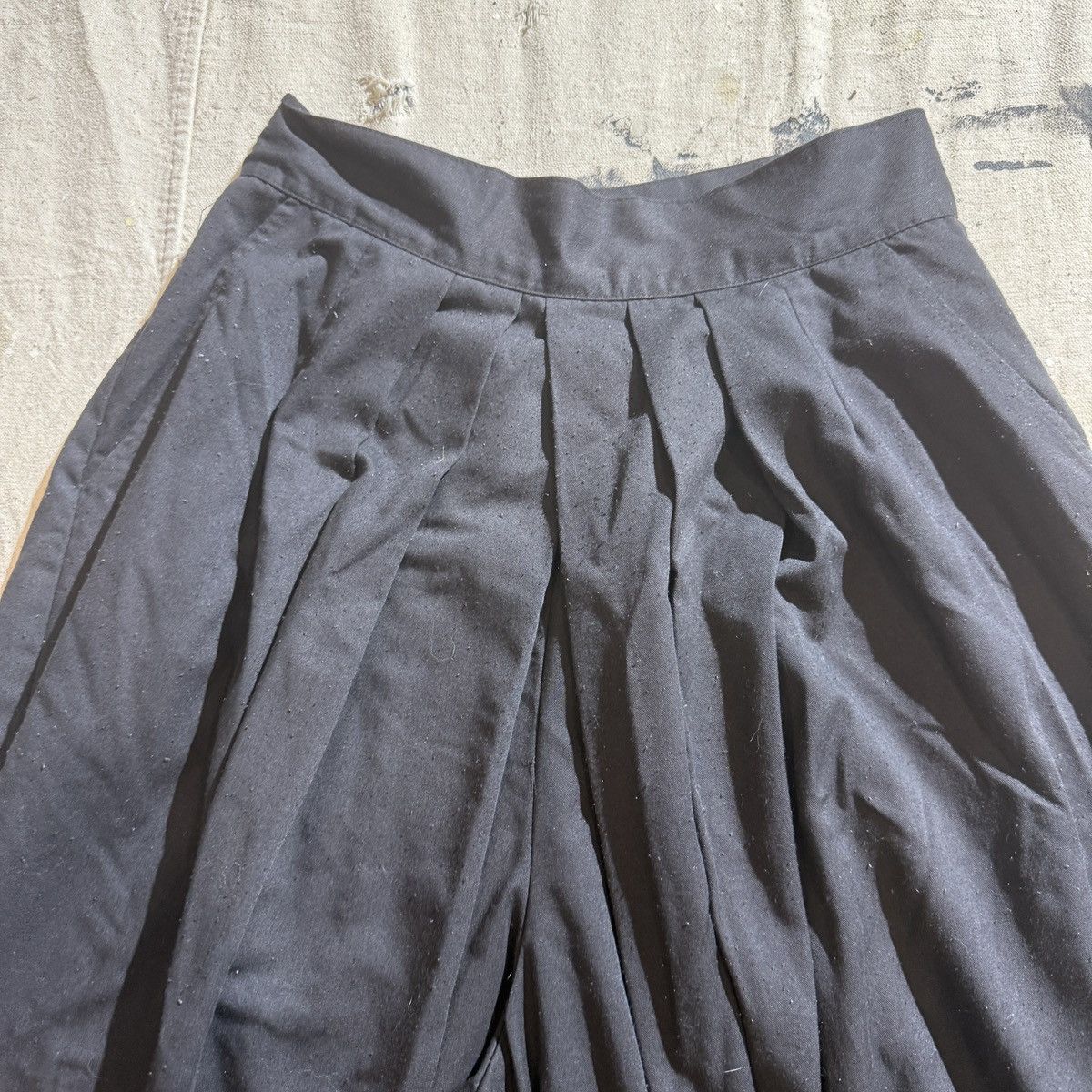 Comme des Garcons Vintage 1960’s Black Pleated Baggy Shorts Cropped Side Zip Size US 28 / EU 44 - 2 Thumbnail