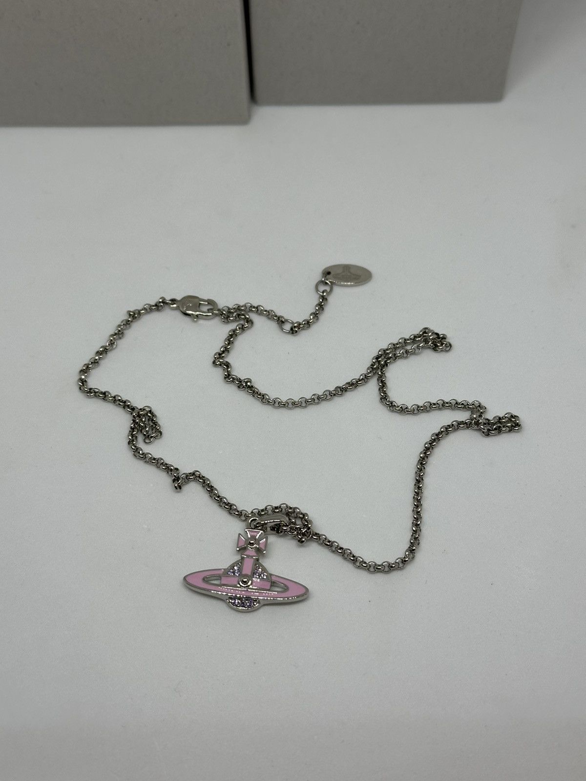 送料込み【VivienneWestwood 】NEIL MINI BAS RELIEF PENDANT Vivienne Westwood - Neil Mini Bas Relief Pendant Gold/ Light