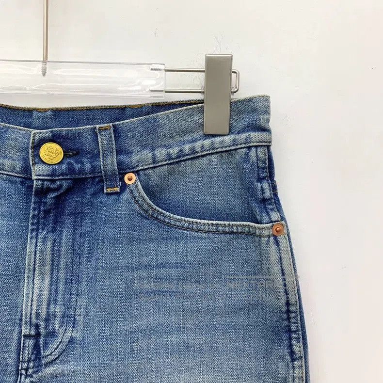 Gucci Gucci Blue Strawberry Embroidered Denim Shorts. Size US 26 / EU 42 - 3 Thumbnail