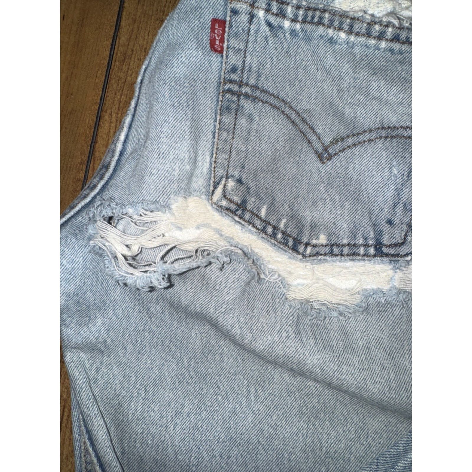 Levi's VINTAGE Levi’s 501 Jeans Distressed Floral Embroidery Light Wash 26x32 Men Regular Blue 90s 90s Mens Jeans Size US 26 / EU 42 - 3 Thumbnail
