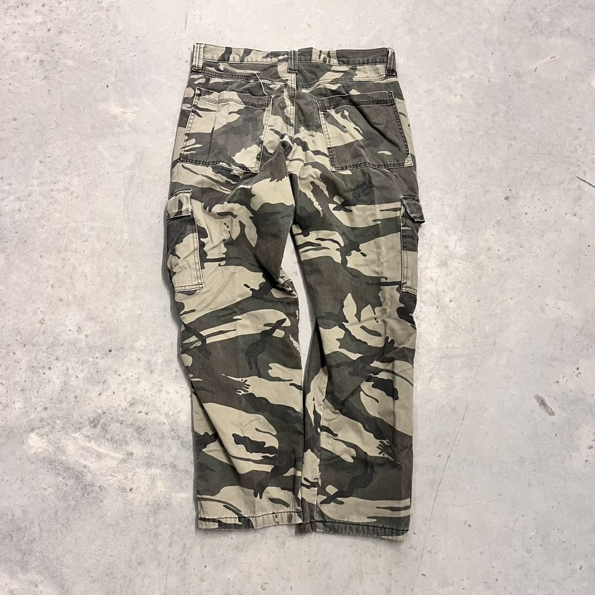 Vintage × Wrangler CRAZY Vintage Y2K Wrangler Camo Cargo Pants 32x32 Lined Size US 32 / EU 48 - 1 Thumbnail