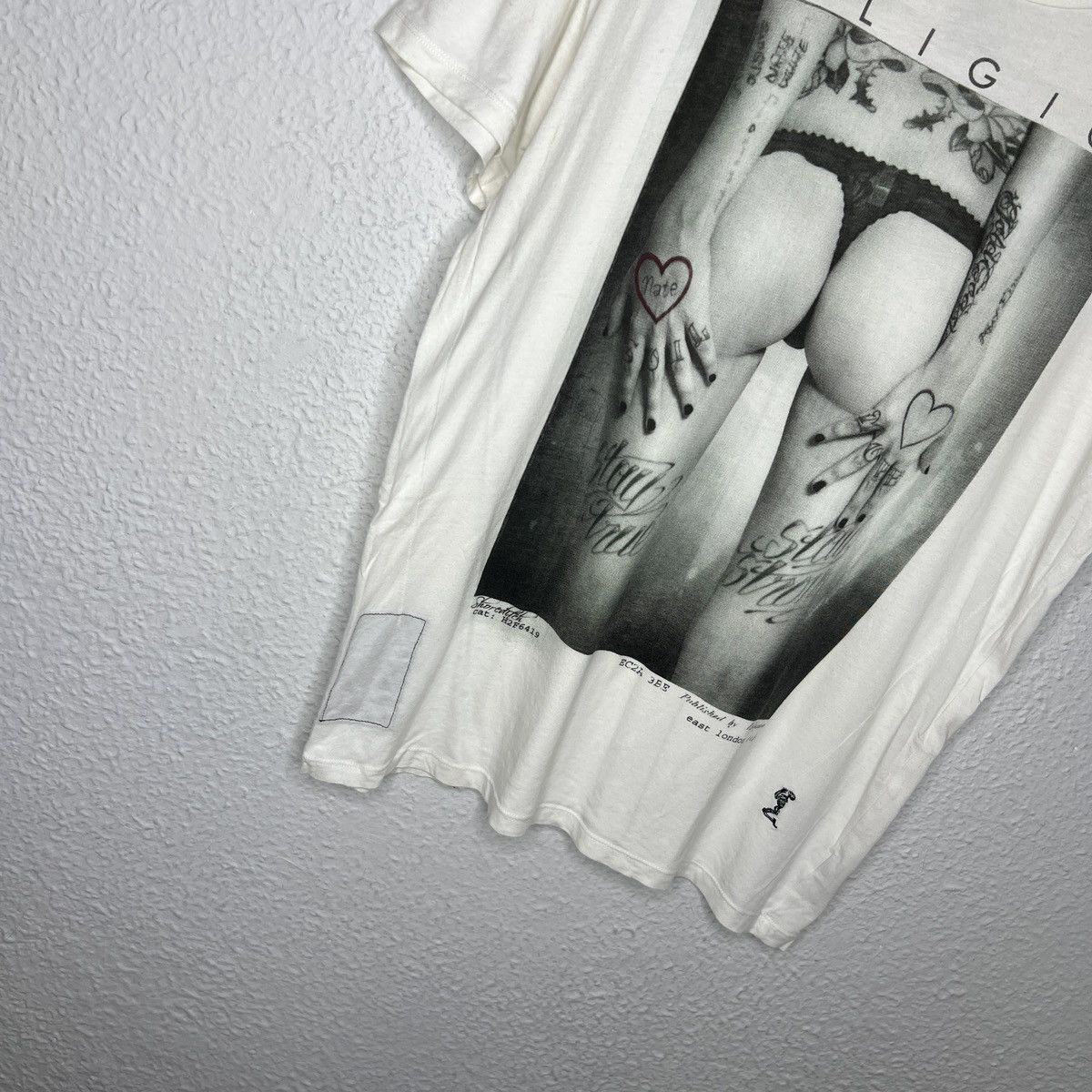 True Religion Vintage Tshirt Y2K Religion Sexy Chick Girl Ass Full Print Size US L / EU 52-54 / 3 - 2 Thumbnail
