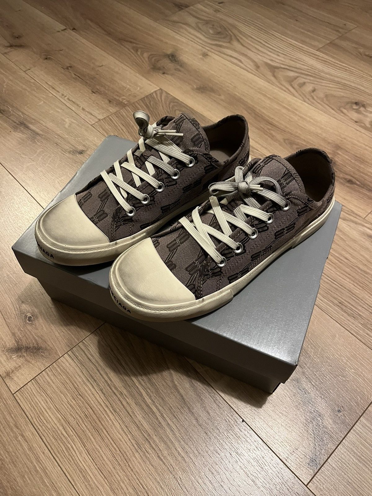 Balenciaga ❗️BRAND NEW Balenciaga Paris Low Top Sneakers❗️ Size US 9 / EU 42 - 1 Thumbnail