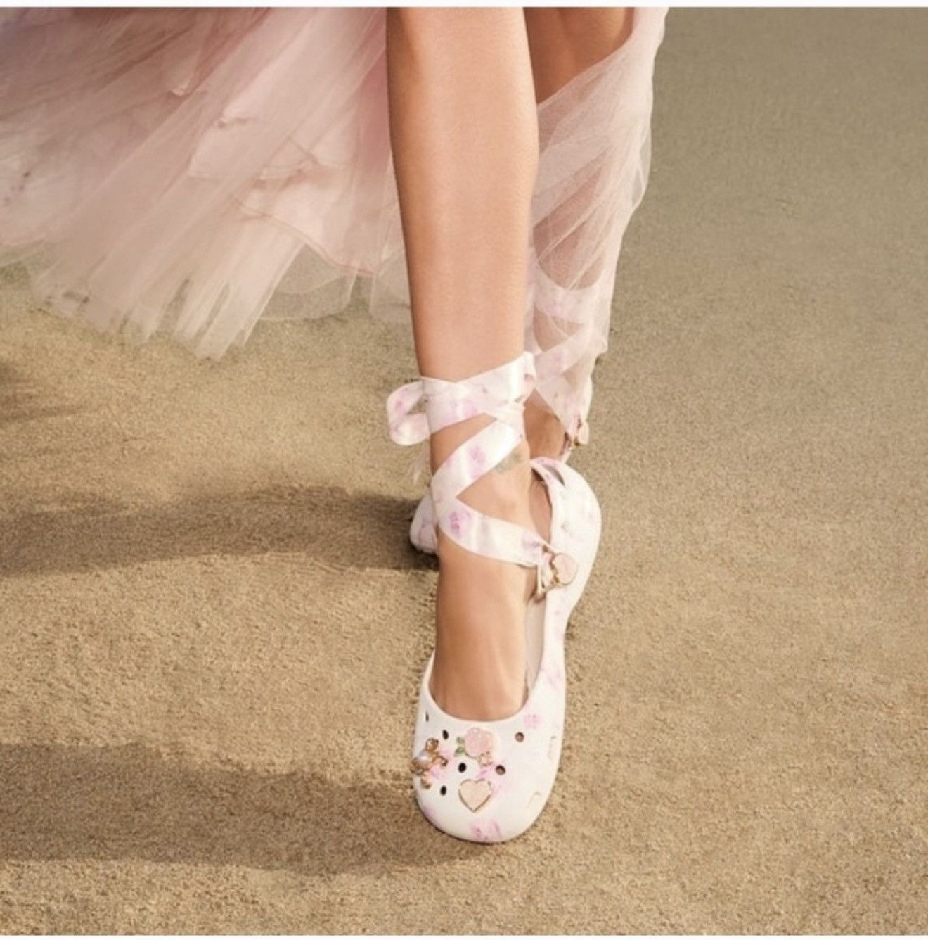 Crocs Crocs Loveshack fancy - OysterFloral Limited Edition pnk/wht Size US 7 / IT 37 - 5 Thumbnail