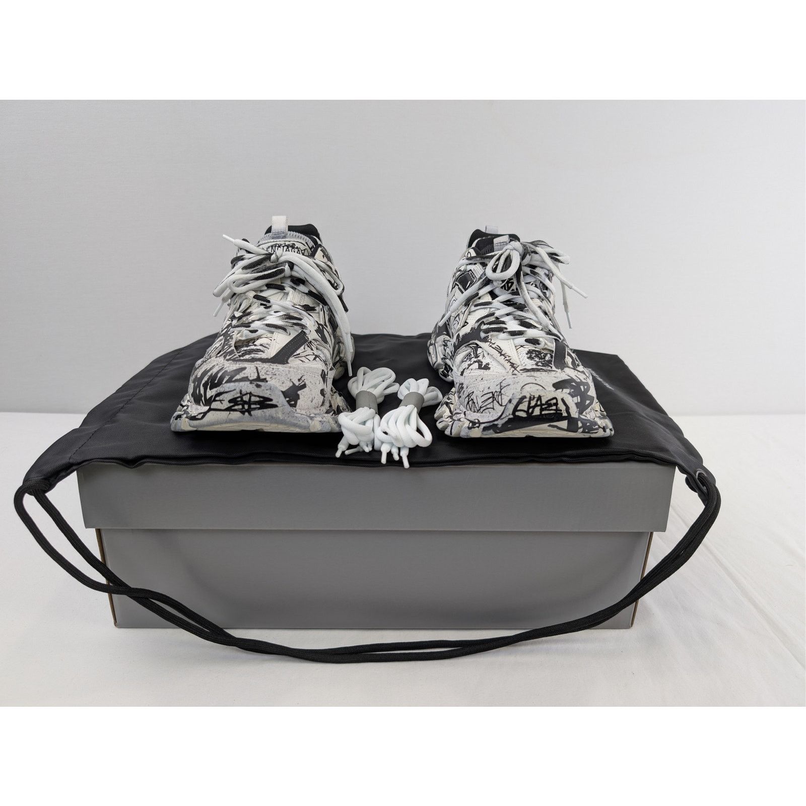 Balenciaga o1rshd1 Graffiti/Dirty/w Track Sneakers in White/Black Size US 12 / EU 45 - 11 Thumbnail