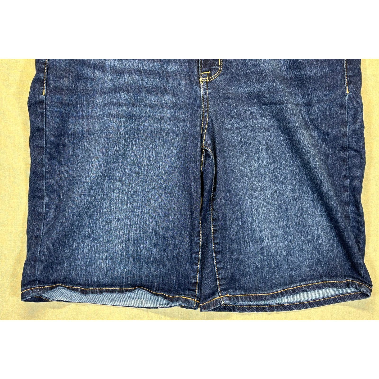 7 For All Mankind 7 For All Mankind Denim Shorts dark wash size 14 Size 36" / US 14 / IT 50 - 9 Thumbnail