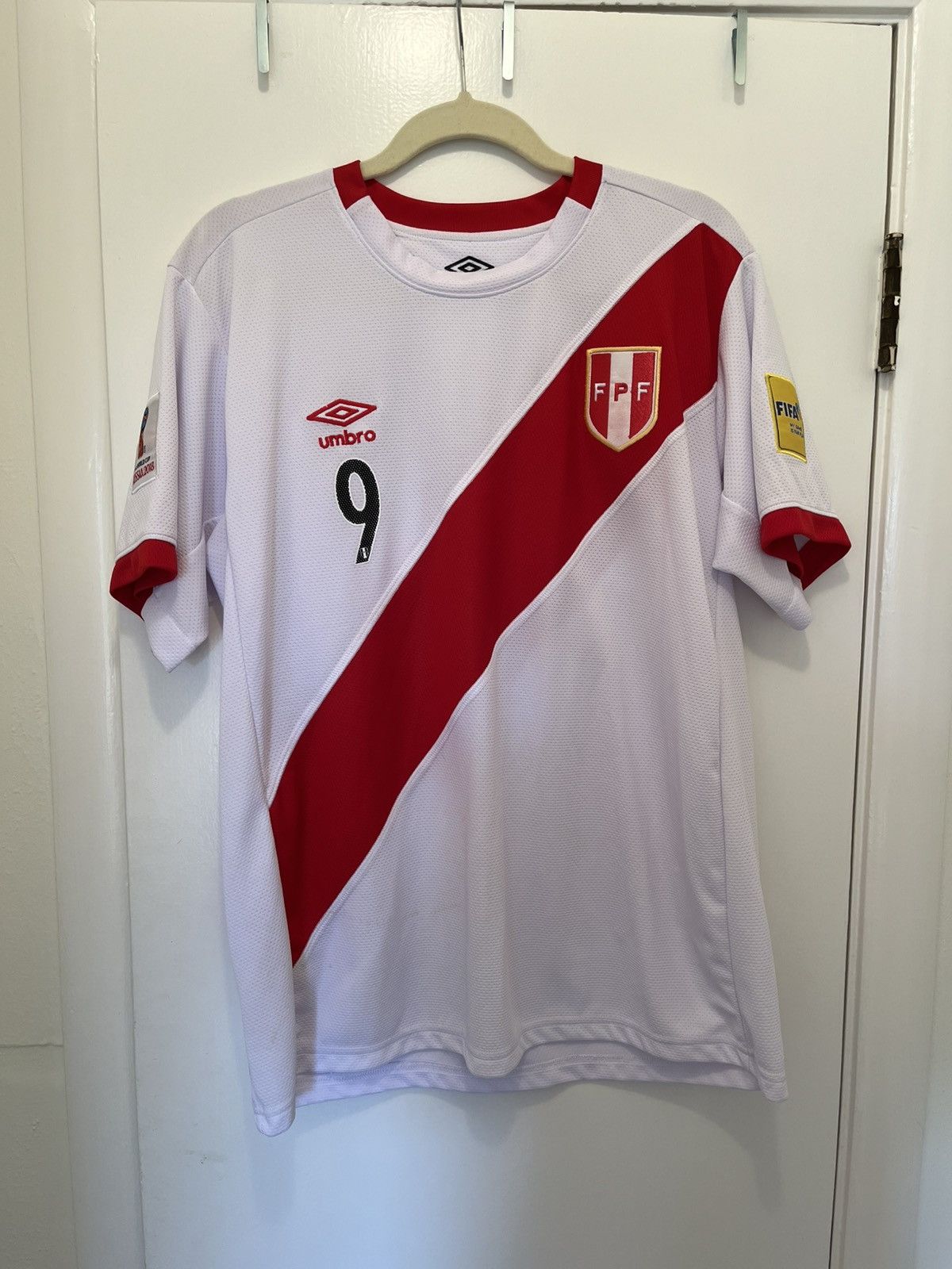 Umbro Authentic Peru 2018 World Cup Jersey Size US XL / EU 56 / 4 - 1 Thumbnail